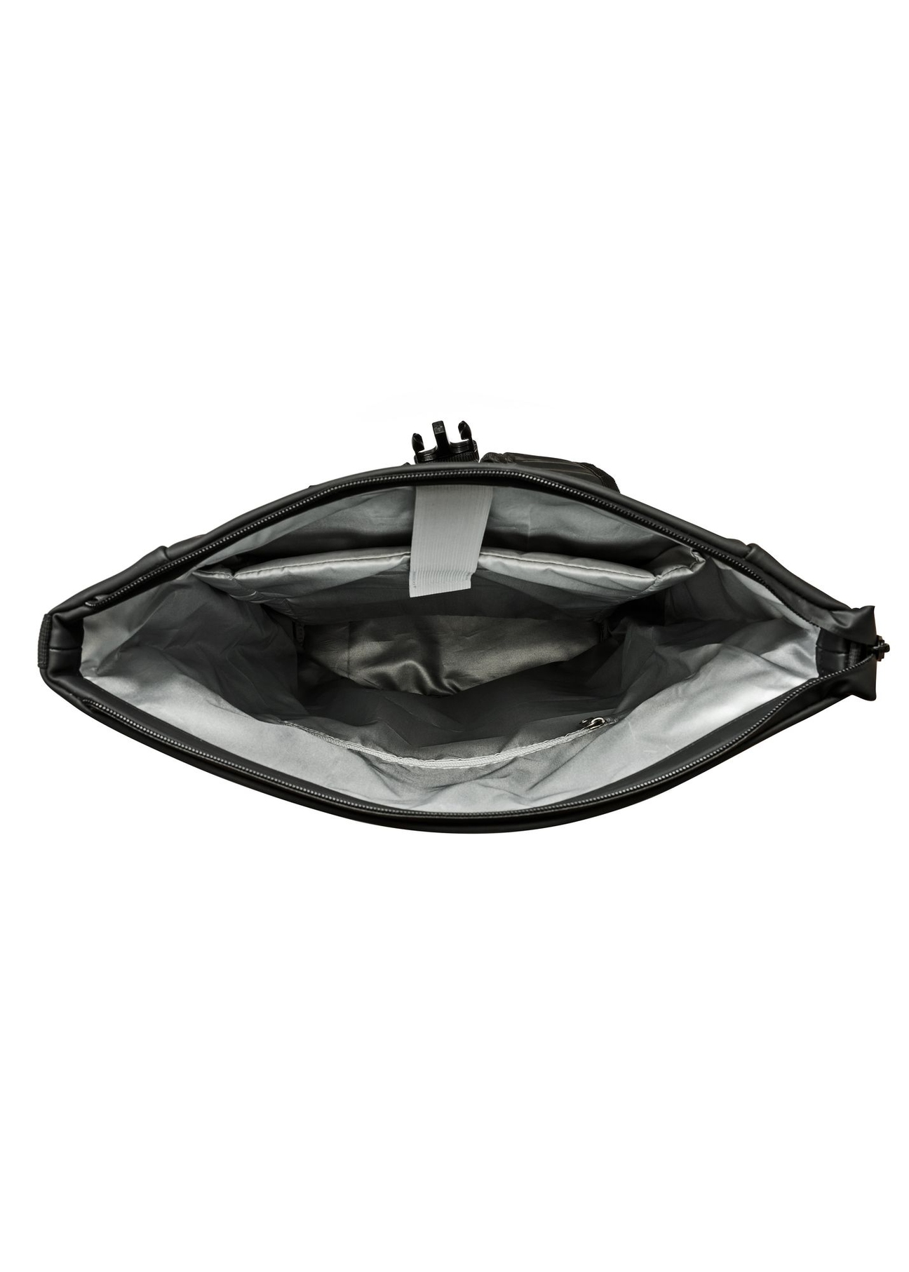 Čierny pánsky batoh PLCMN-0016-99(Z25) - pohľad zhora na produkt na bielom pozadí.