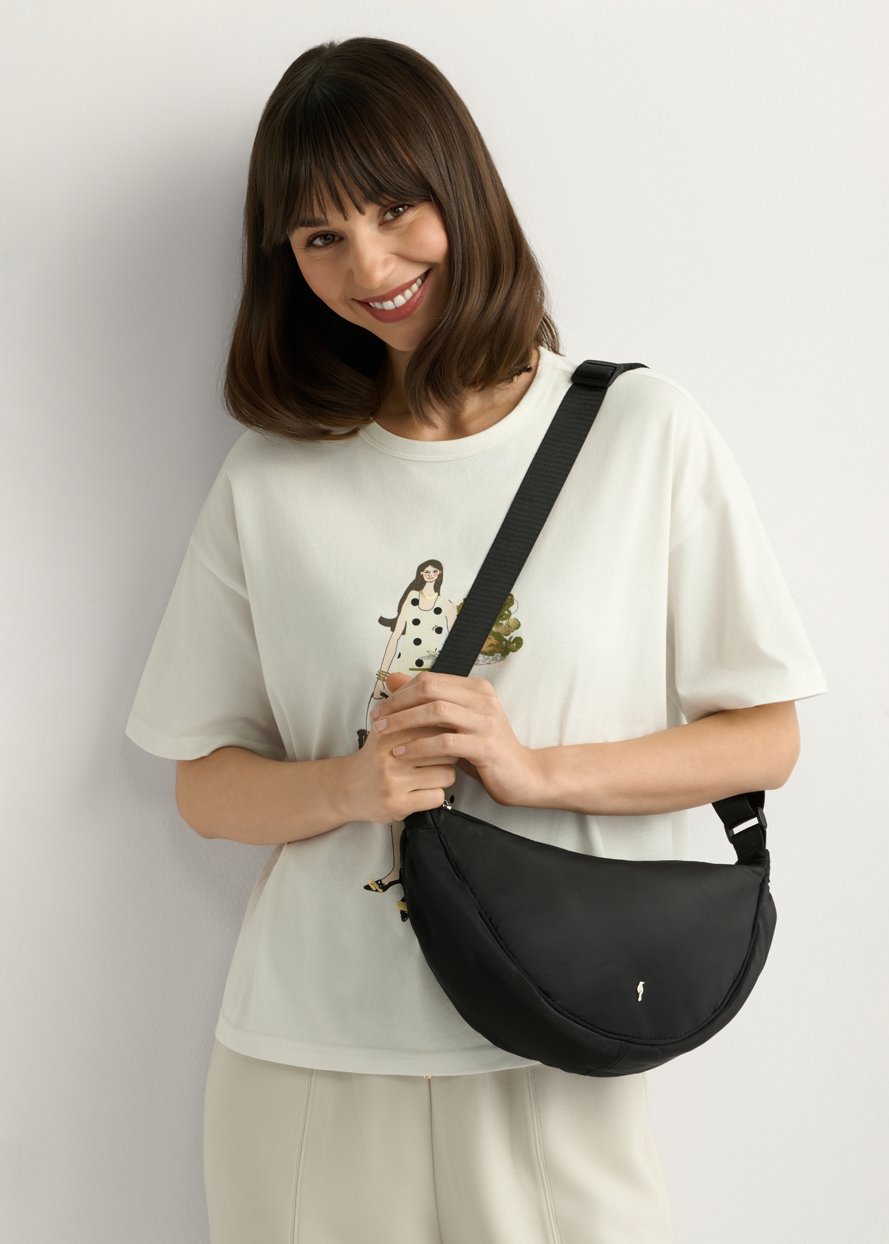 Čierna nylonová dámska kabelka TOREN-0342-99(W26) - pohľad spredu na produkt, na modeli, na bielom pozadí.