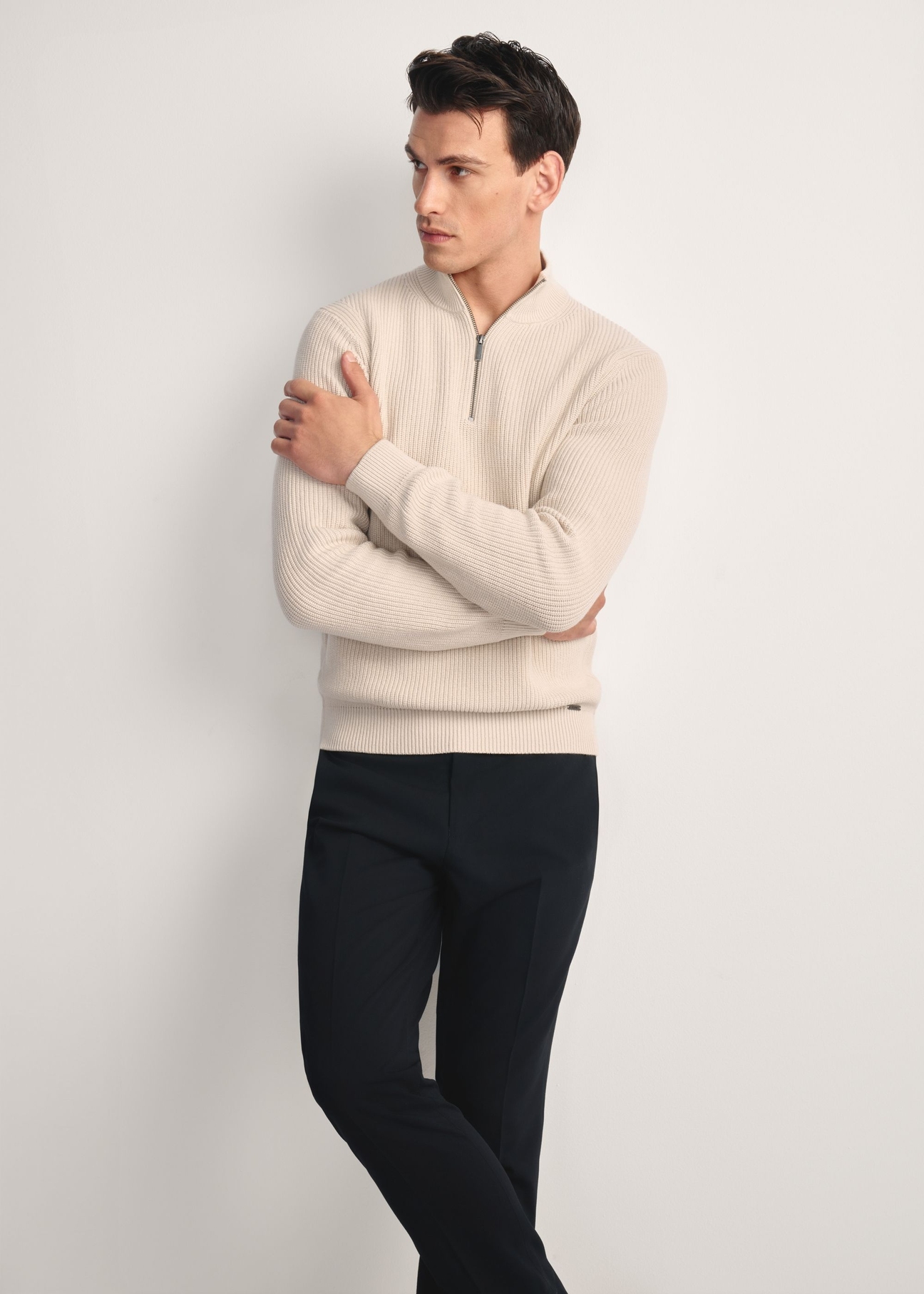 Béžový pánsky sveter SWEMT-0175-80(Z25), pohľad spredu na modelku. Viditeľná polovica siluety.