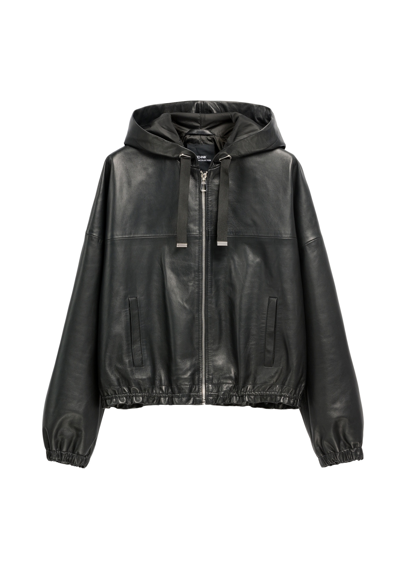 Dámska čierna kožená bunda s kapucňou KURDS-0412-99(W26), pohľad spredu na bielom pozadí.