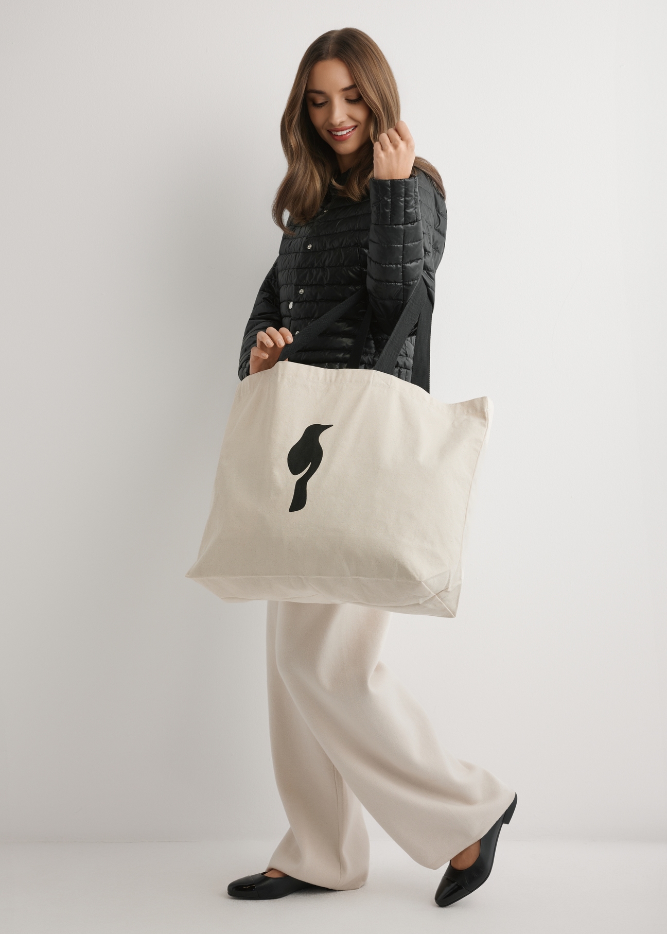 Krémová bavlnená taška TOREN-0136-0C(W26), pohľad na produkt na ramene modelky. Viditeľné celé telo.