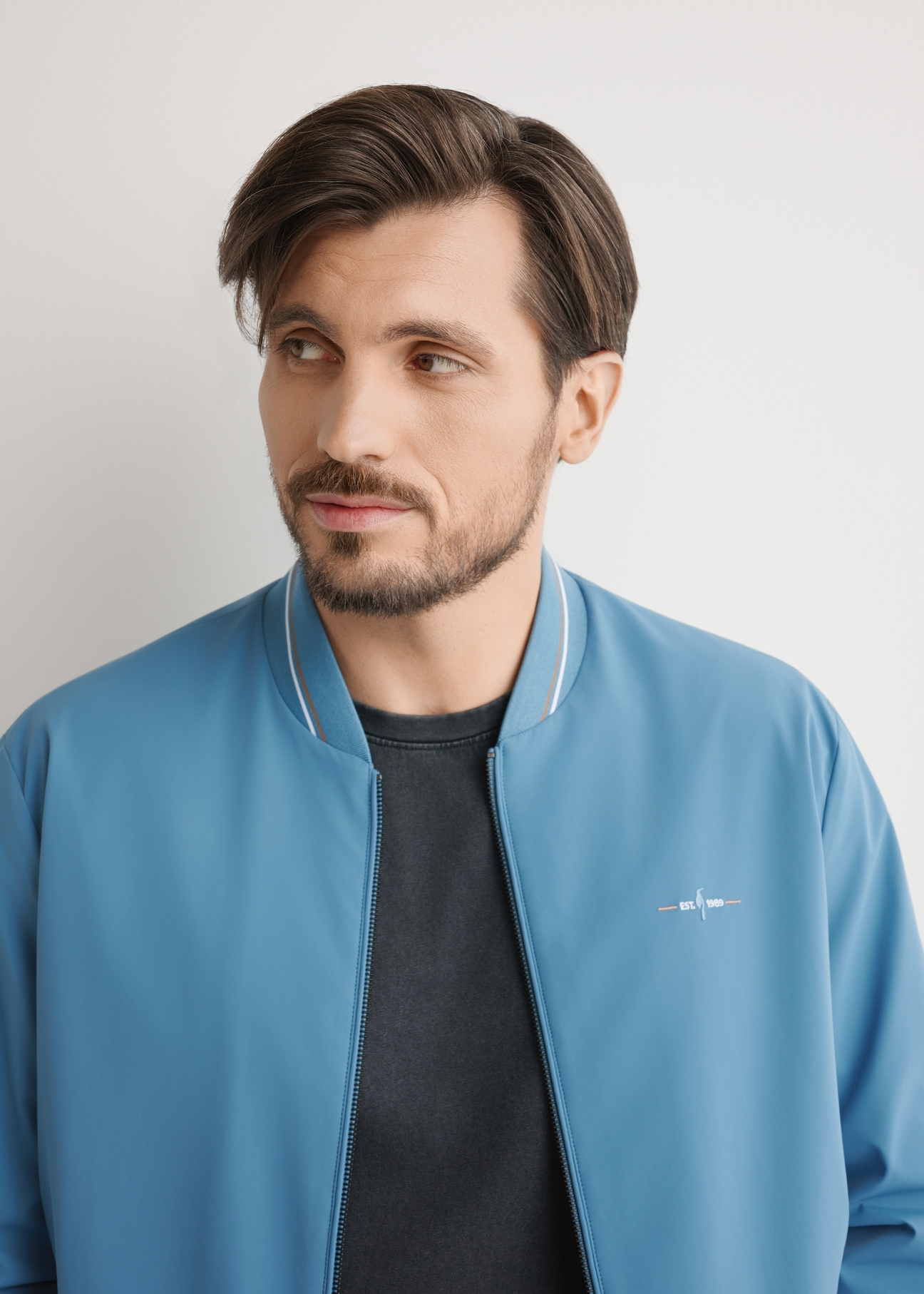 Modrá pánska nylonová bunda KURMT-0416-7C(W26), detailný záber produktu na siluete modelu.