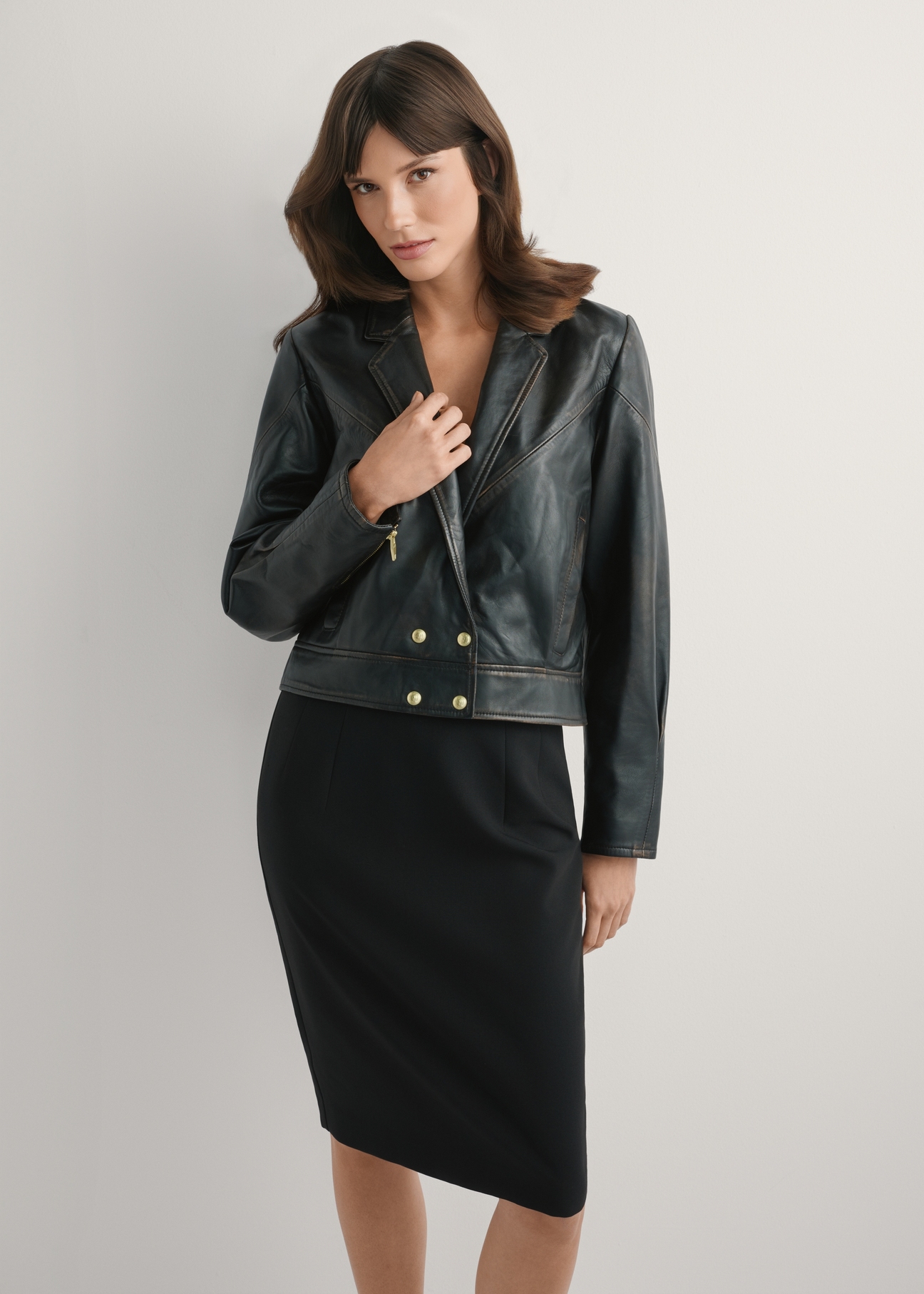 Dámska vintage krátka kožená bunda KURDS-0573-9J(W26), pohľad spredu na produkt na modelke. Viditeľná polovica siluety.