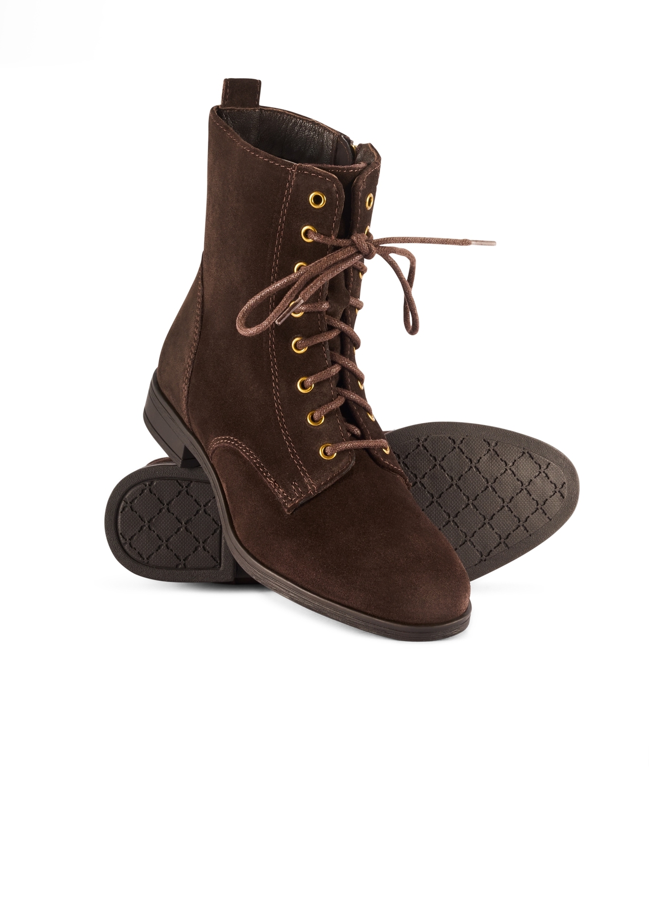 Dámske hnedé semišové členkové čižmy BUTYD-1008-89(Z25), diagonálny a spodný pohľad na produkt na bielom podklade.