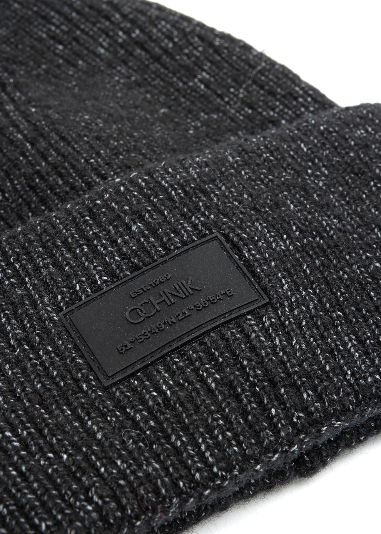 Pánska tmavomodrá šiltovka CZAMT-0070A-69(Z25), detailný záber loga produktu na bielom pozadí.