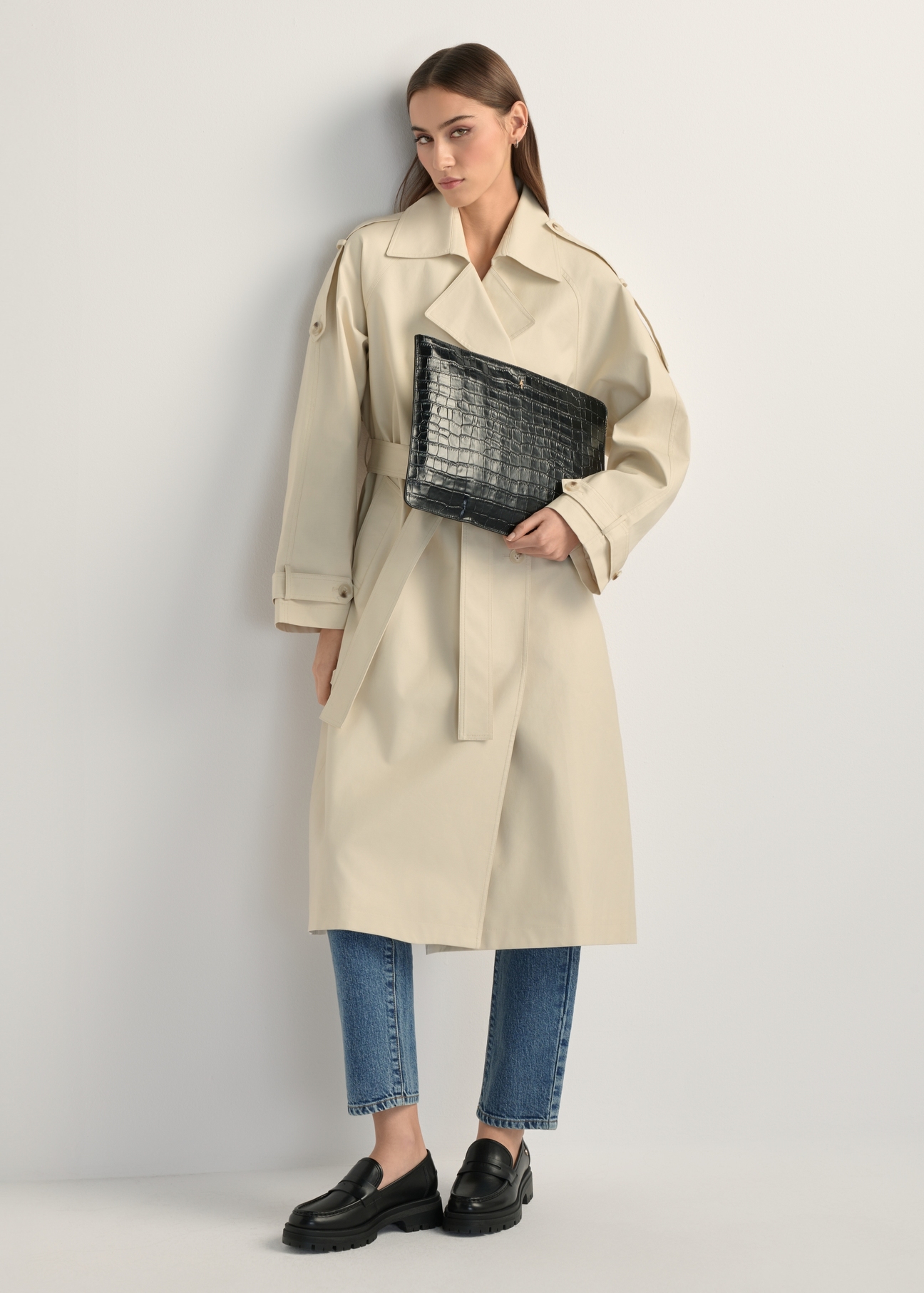 Čierna kožená dámska aktovka TORES-0853F-9G(W26) - pohľad na produkt mierne diagonálny, na modeli, na svetlom pozadí. Viditeľná je celá silueta.