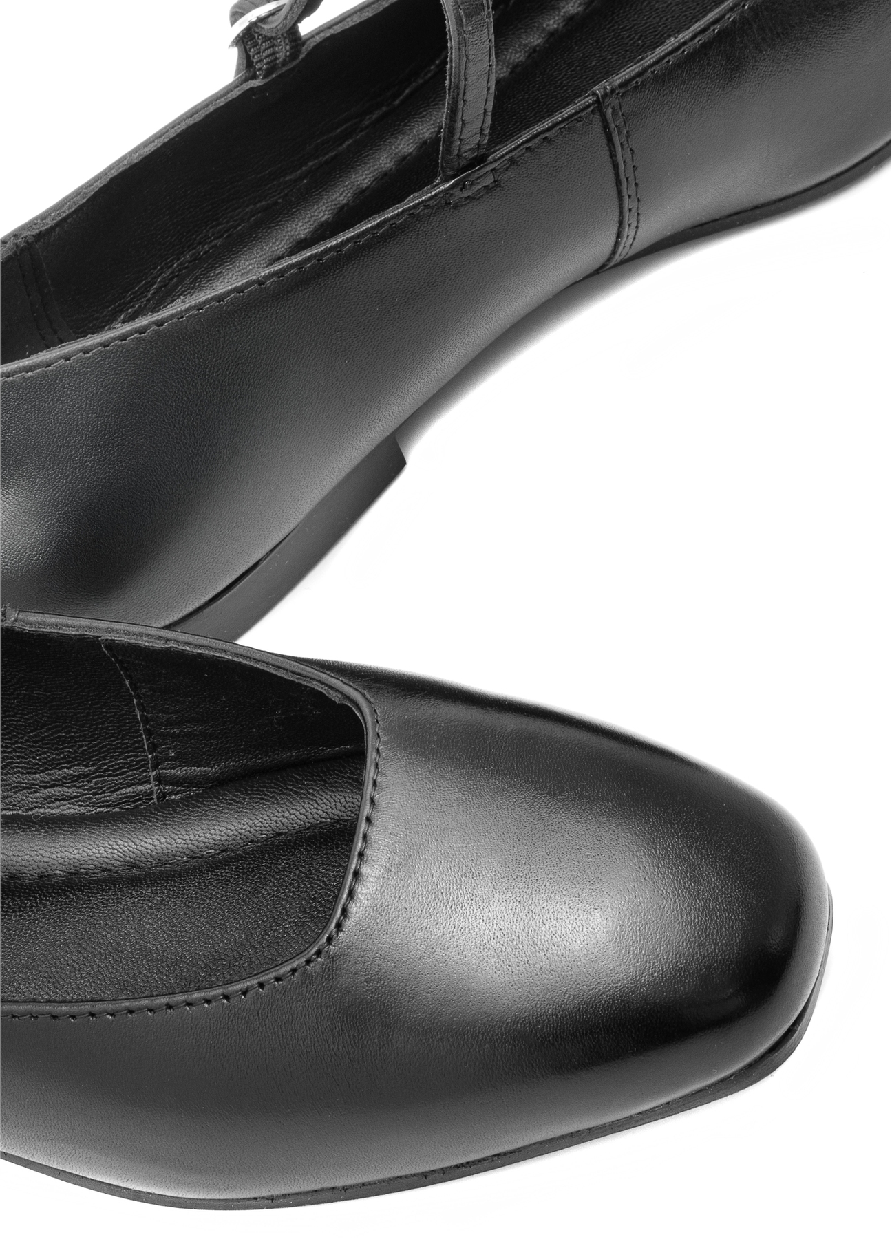 Dámske čierne kožené balerínky BUTYD-1205-99(Z25), detailný pohľad na produkt na bielom podklade.