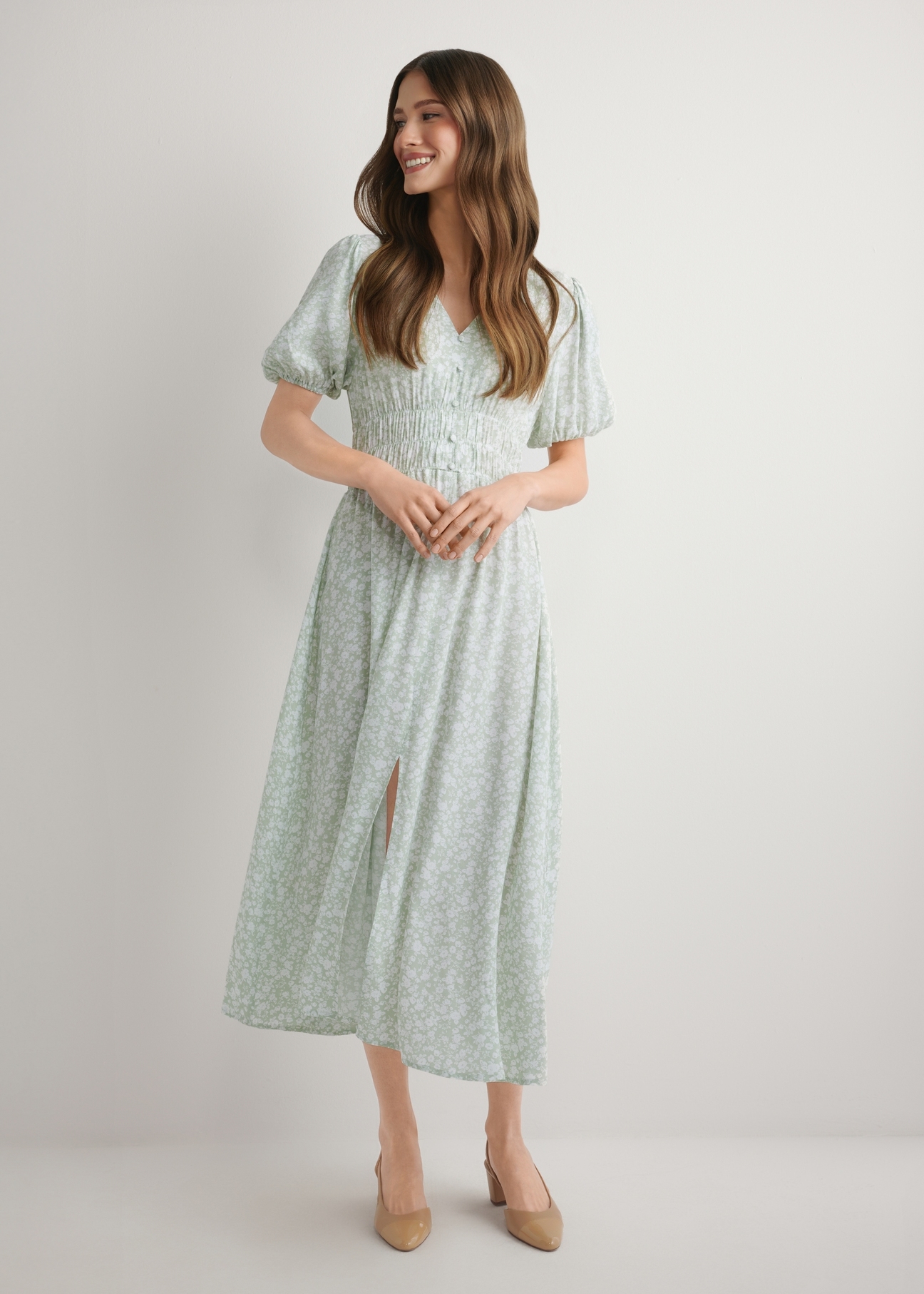 Dlhé kvetinové šaty v šalviovej farbe SUKDT-0191-8P(W26), pohľad spredu na modelku. Viditeľné celé telo.