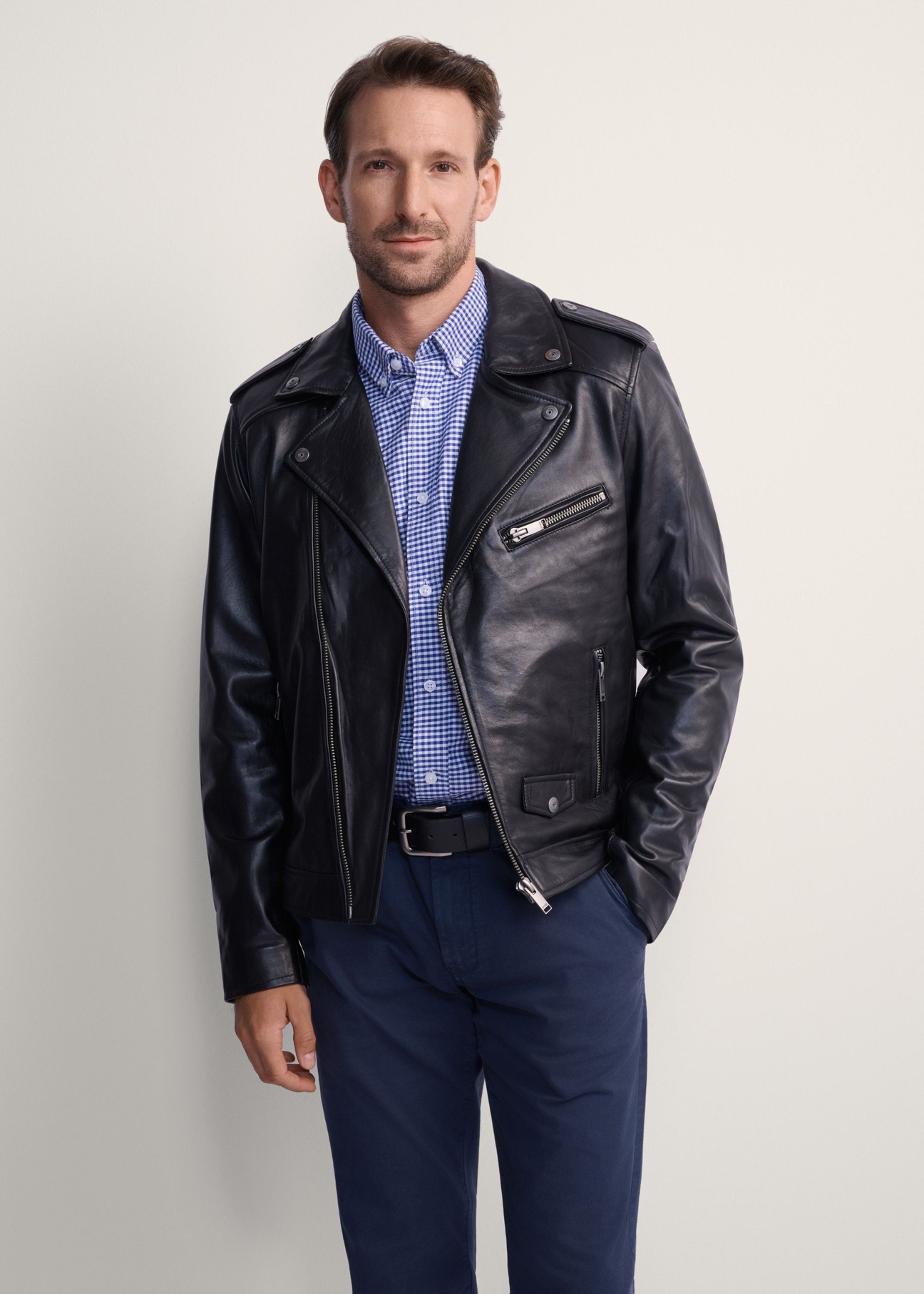 Pánska motorkárska bunda z pravej kože KURMS-0292-99(KS), pohľad spredu na produkt na modelke. Viditeľná polovica siluety.