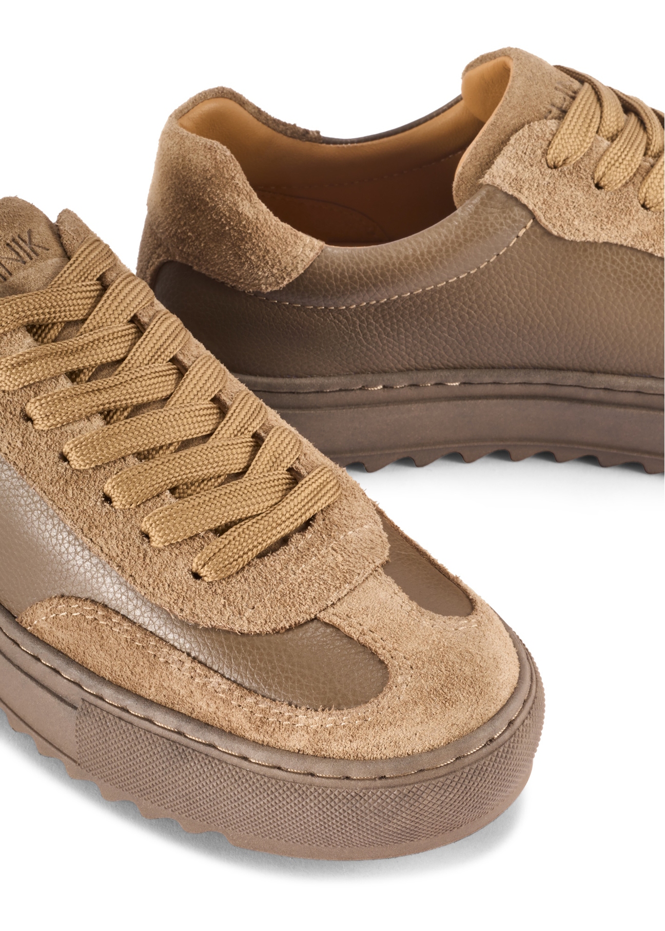 Dámske kožené tenisky v chladnej béžovej farbe BUTYD-1260-1K(W26), detailný záber produktu na bielom pozadí.