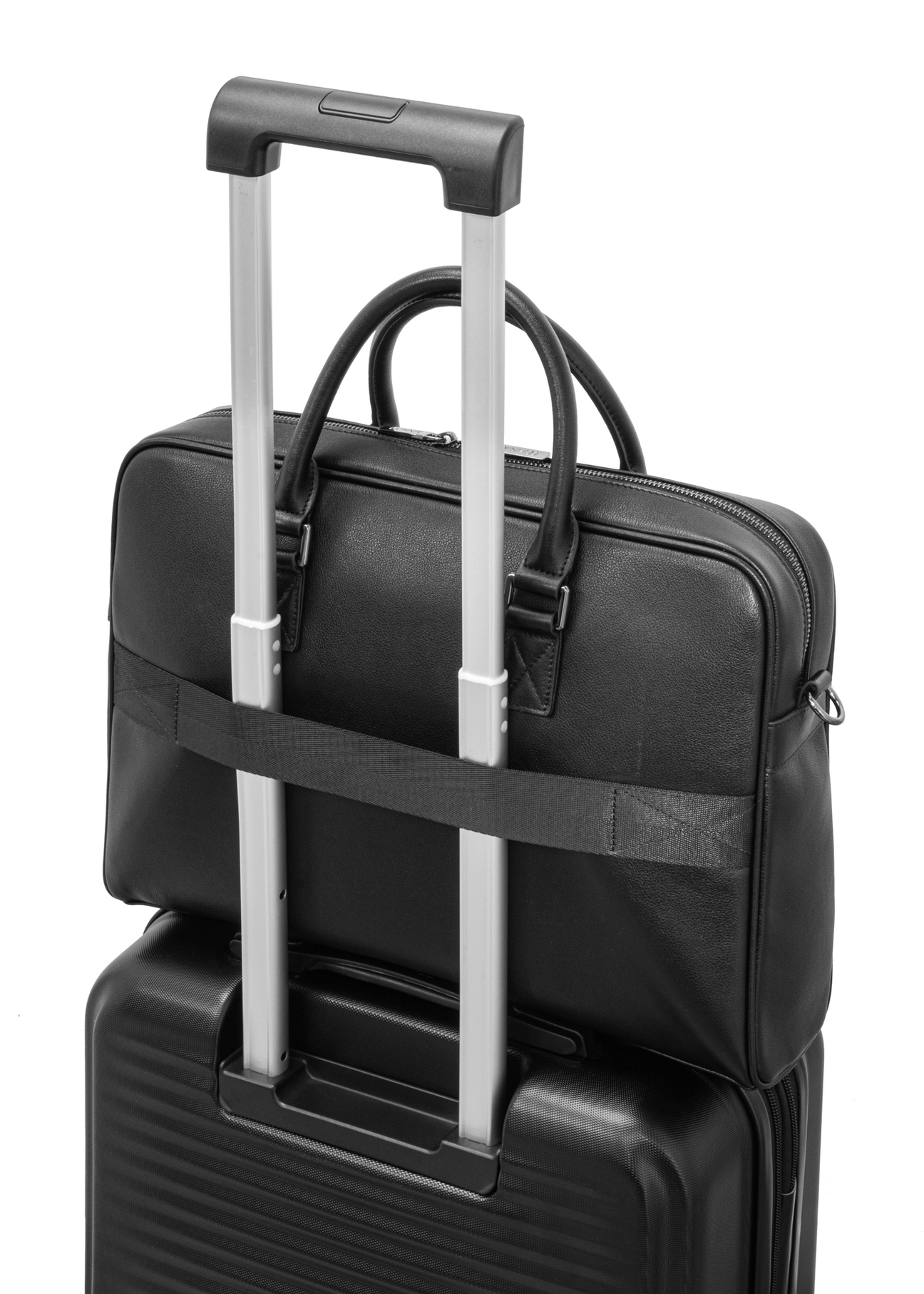 Čierna kožená taška na notebook TORMS-0494-99(W26) - detailný záber, na kufri, na bielom pozadí.