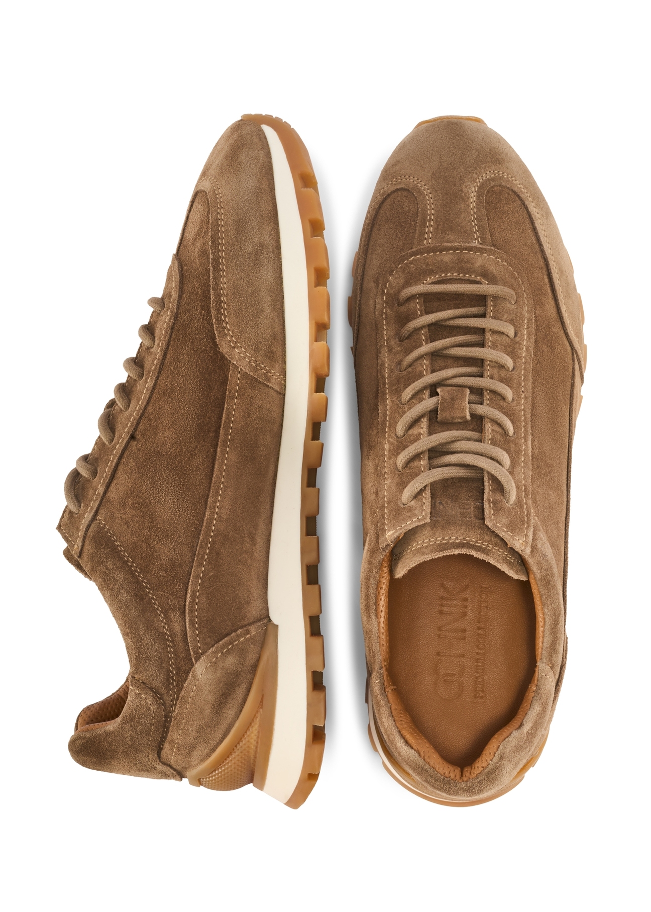 Pánske semišové topánky v chladnej béžovej farbe BUTYM-0542-1K(W26), pohľad na produkt zhora na bielom pozadí.