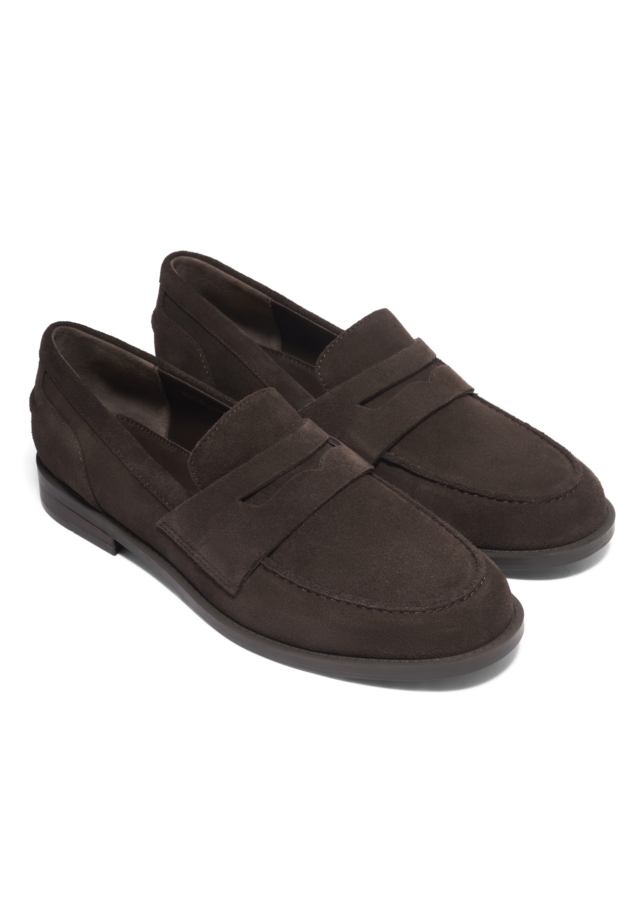 Dámske semišové mokasíny v tmavohnedej farbe BUTYD-1299-1I(Z26), diagonálny pohľad na produkt na bielom podklade.