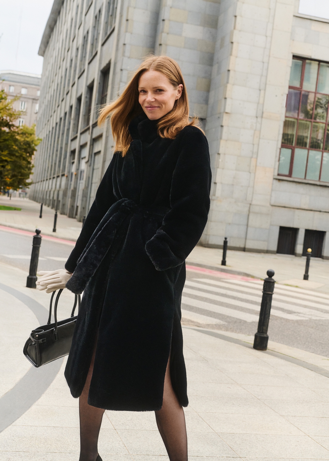 Dámsky kabát zo syntetickej kožušiny s opaskom FUTDP-0002A-99(Z25)