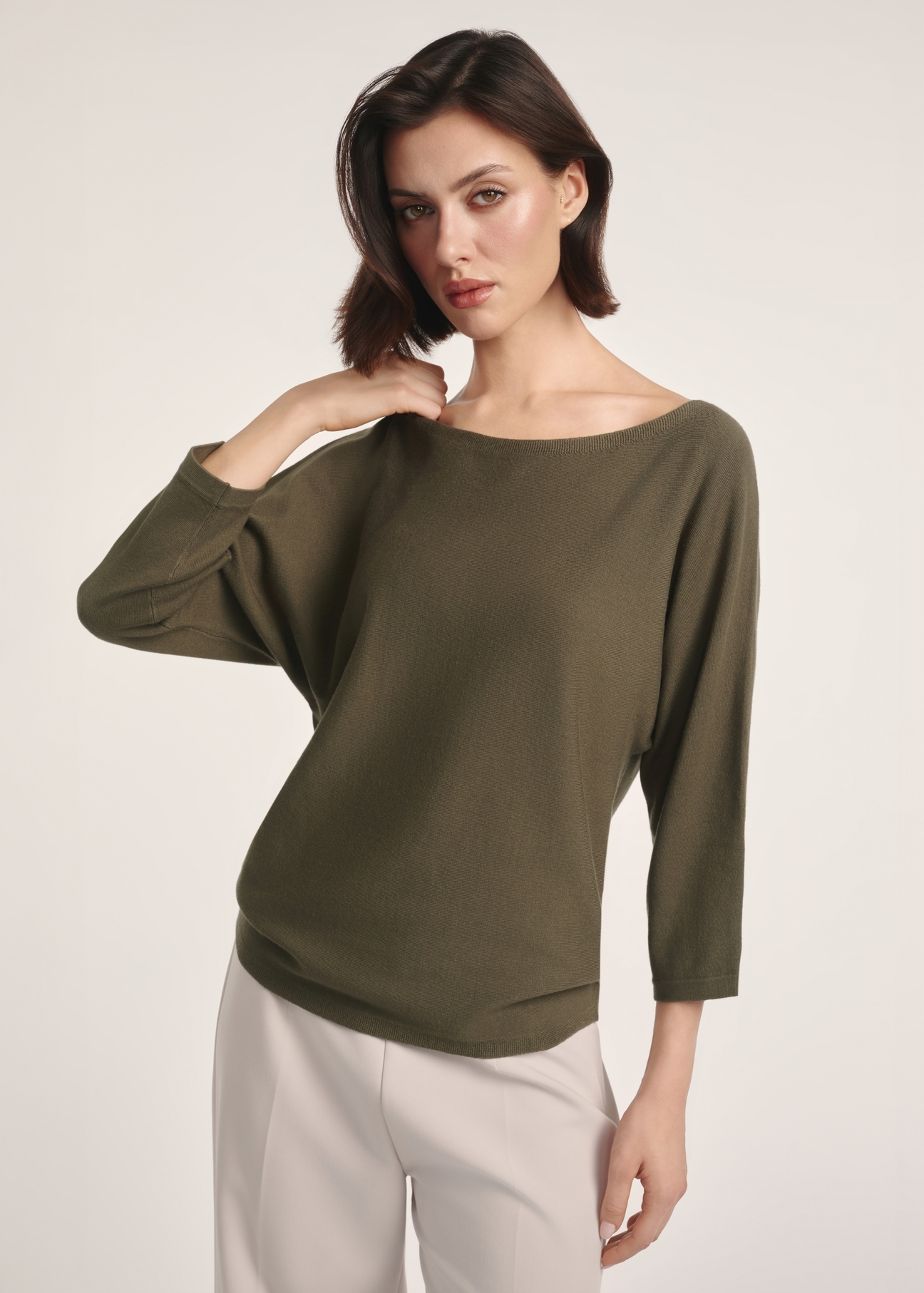 Dámska blúzka v khaki farbe BLUDT-0178-54(Z25), produkt viditeľný spredu na modelke, viditeľná polovica siluety.
