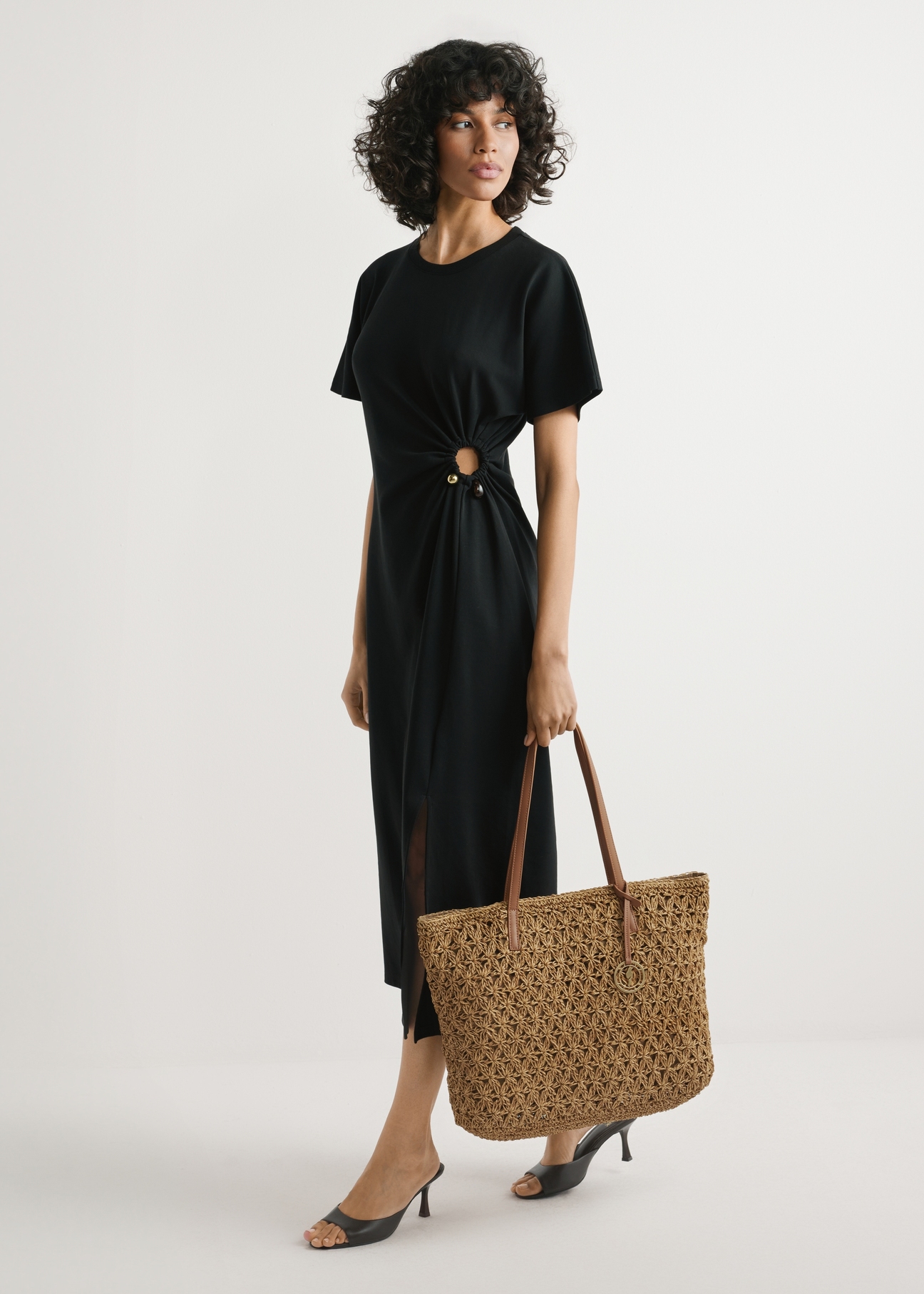 Slamená nákupná taška TOREC-1218-1E(W26) - mierne diagonálny pohľad na produkt, ktorý drží modelka, na svetlom pozadí. Viditeľná je celá silueta.