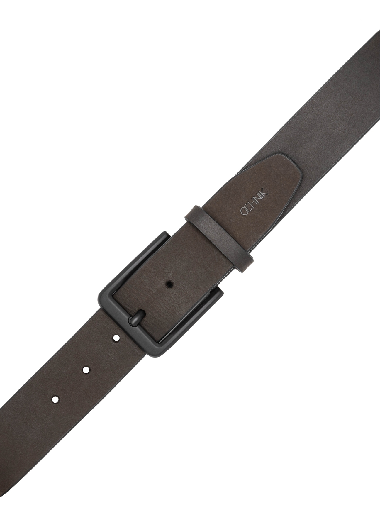 Pánsky opasok z hnedej semiše PASMS-0281-1I(W26) - pohľad na produkt zhora, na bielom pozadí.