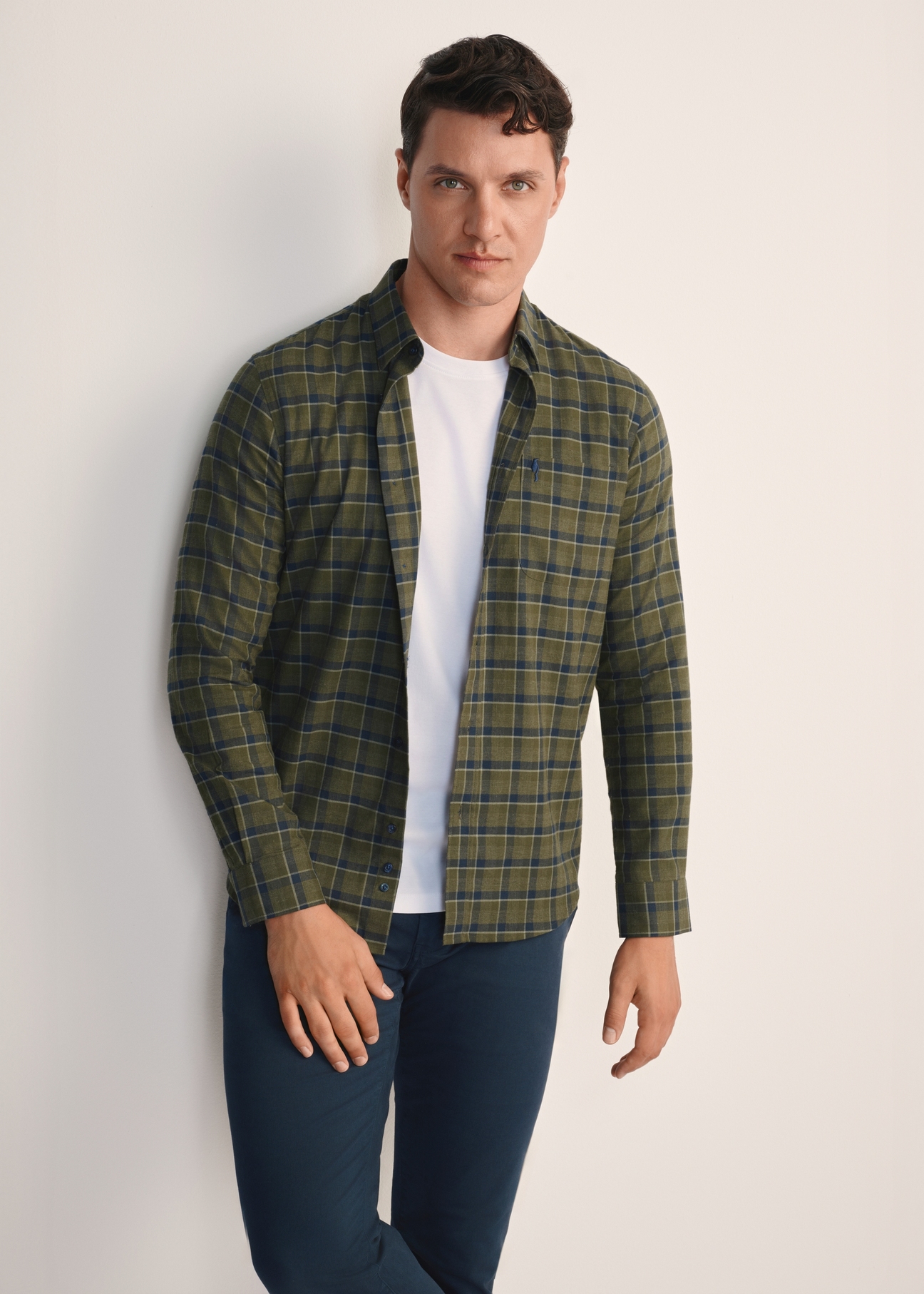 Pánska khaki kockovaná košeľa KOSMT-0333-55(Z25), pohľad spredu na produkt na modelke. Viditeľná polovica siluety.