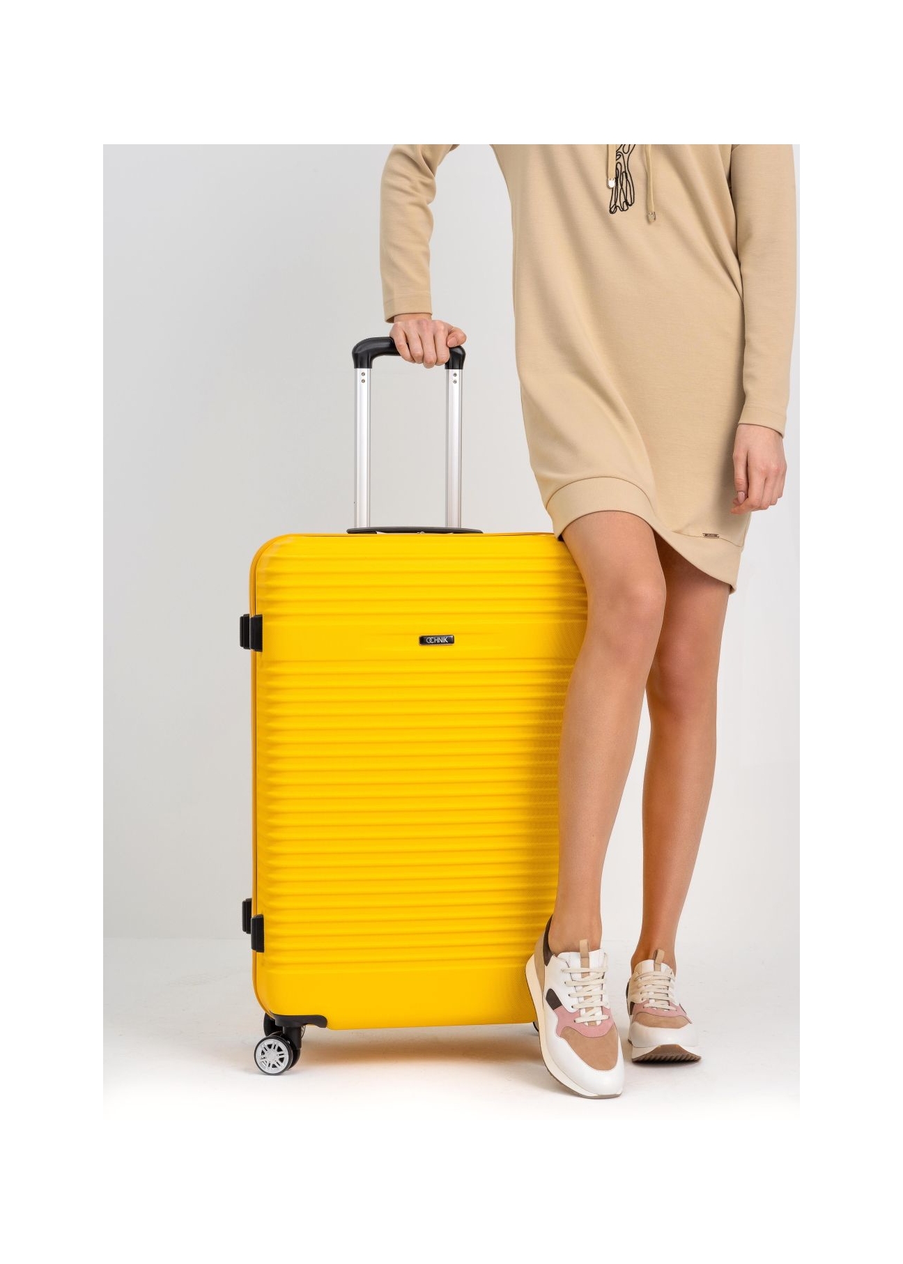 Sada kufrov na kolieskach WALAB-0040-2B(W26) s rozmermi 19'/24'/28', pohľad spredu.