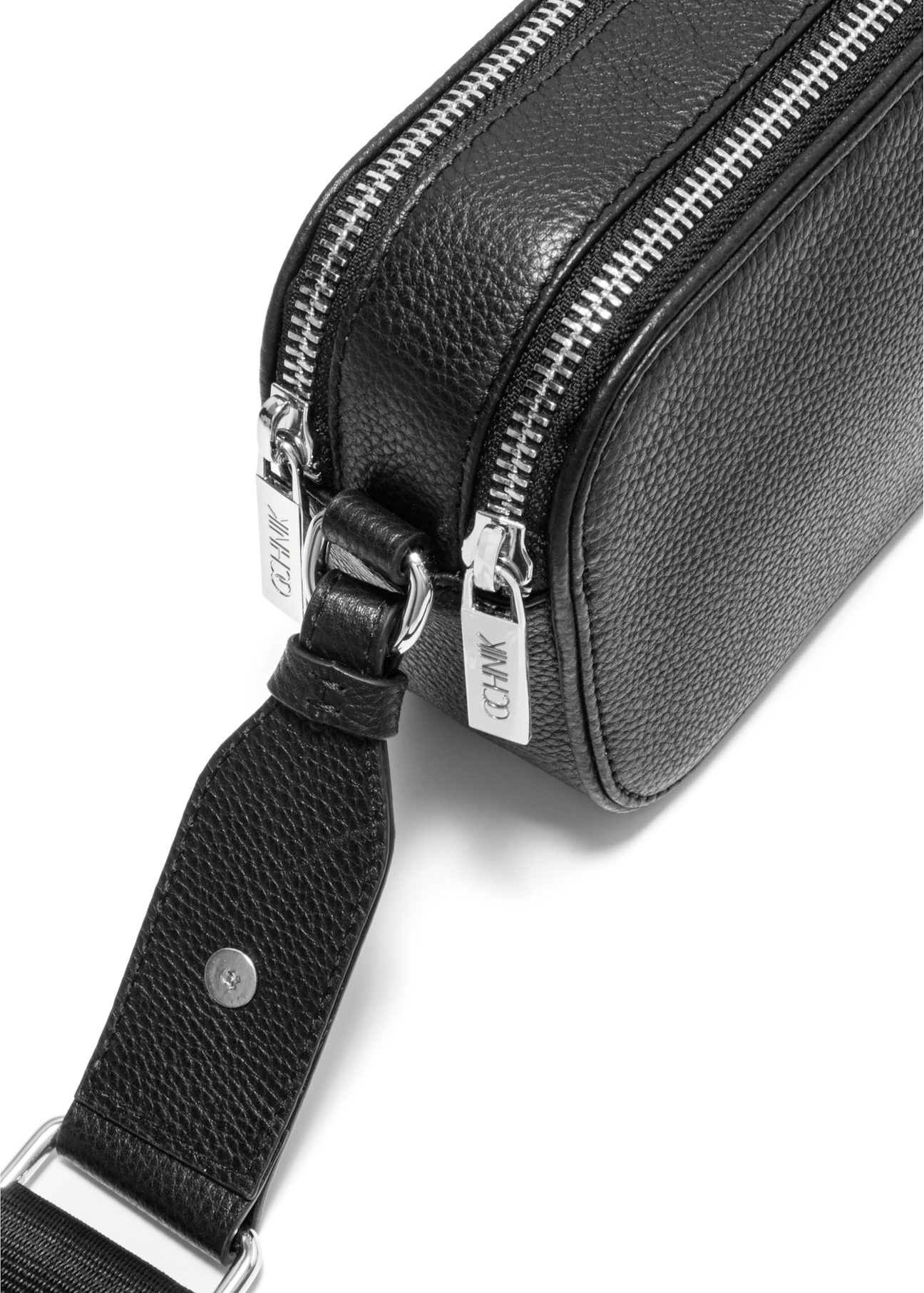 Čierna kožená mini dámska kabelka TORES-1198-99(Z25), detail produktu na bielom pozadí.