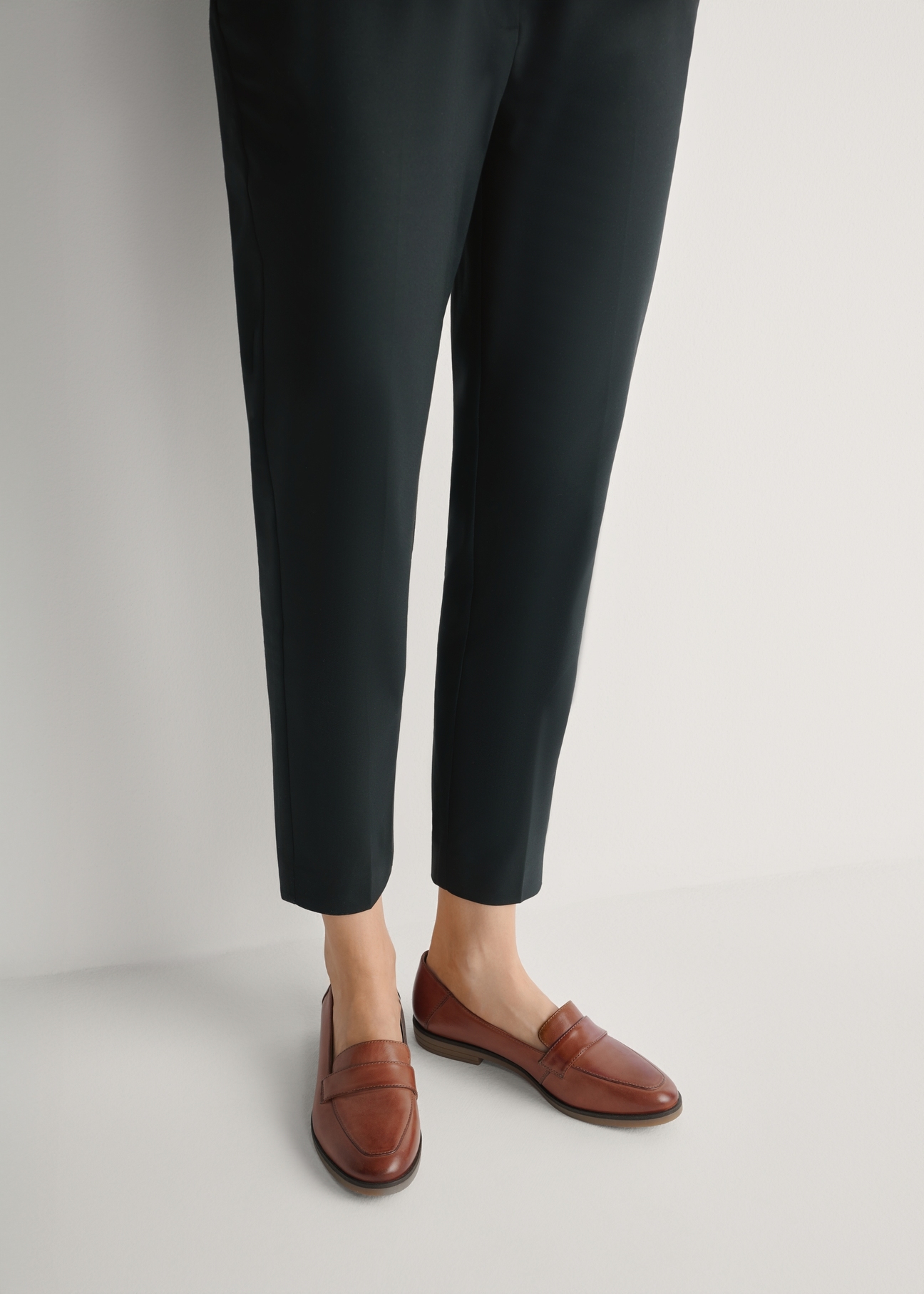 Dámske kožené mokasíny v koňakovej farbe BUTYD-1067-1F(W26), pohľad spredu na výrobok na nohách modelky.