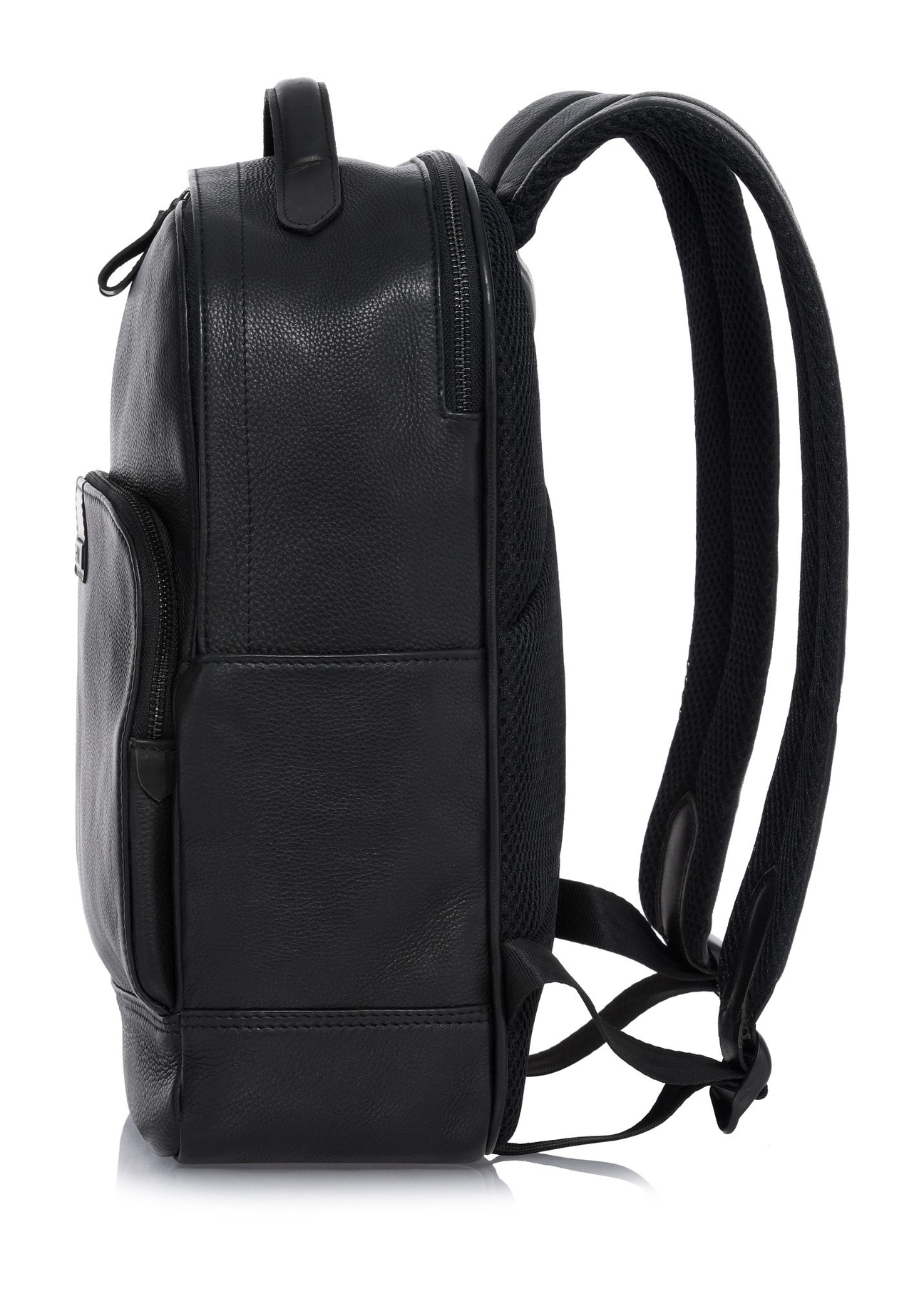 Čierny veľký pánsky kožený batoh PLCMS-0020A-99(Z25) - bočný pohľad na produkt na bielom pozadí.