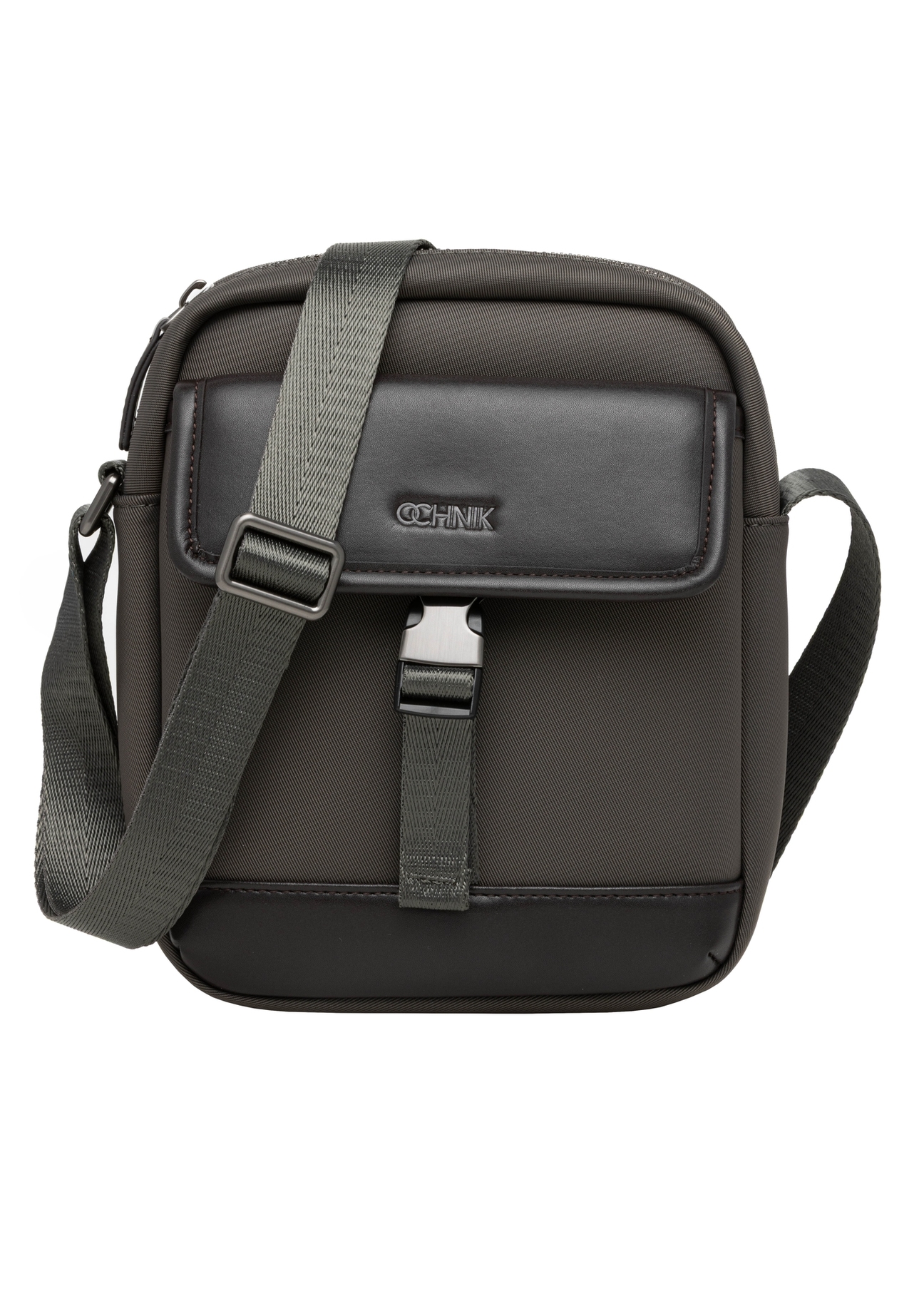 Pánska mestská crossbody kabelka TORMN-0437-8B(Z26), pohľad spredu na bielom pozadí.