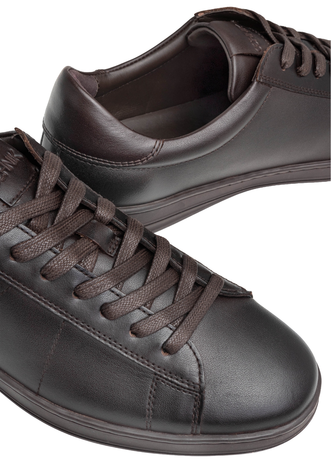 Hnedé pánske kožené topánky BUTYM-0490-1I(W26), detailný záber produktu na bielom pozadí.