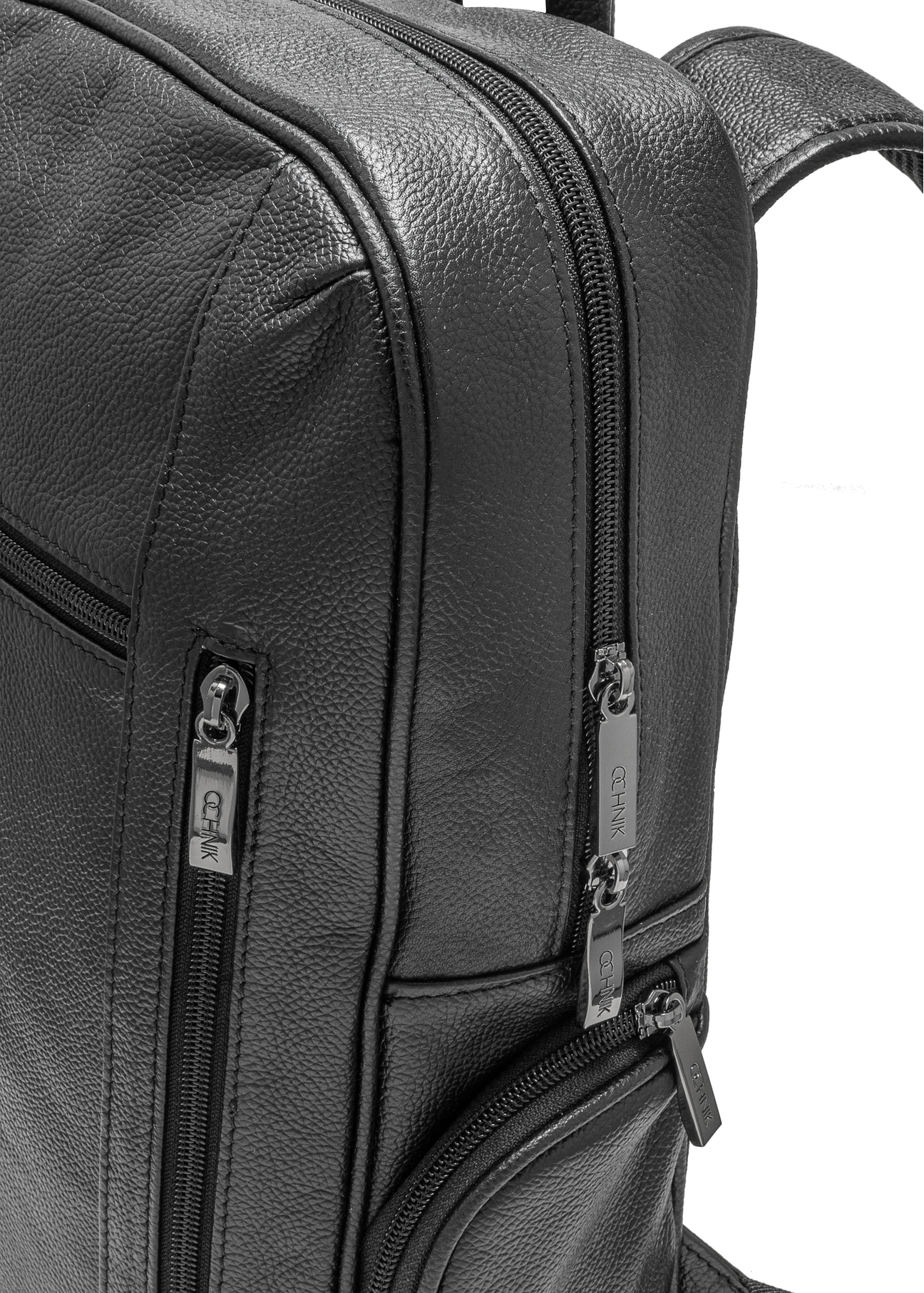 Pánsky čierny kožený batoh TORMS-0477-99(Z25), detailný záber produktu, pohľad na bielom pozadí.
