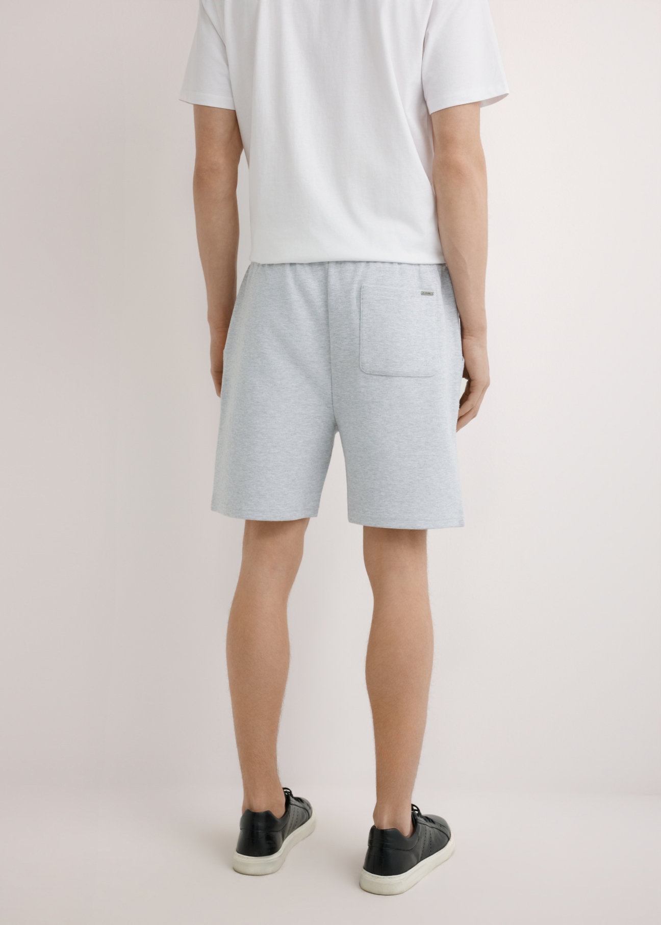 Šedé pánske teplákové šortky SZOMT-0035-9A(W26)