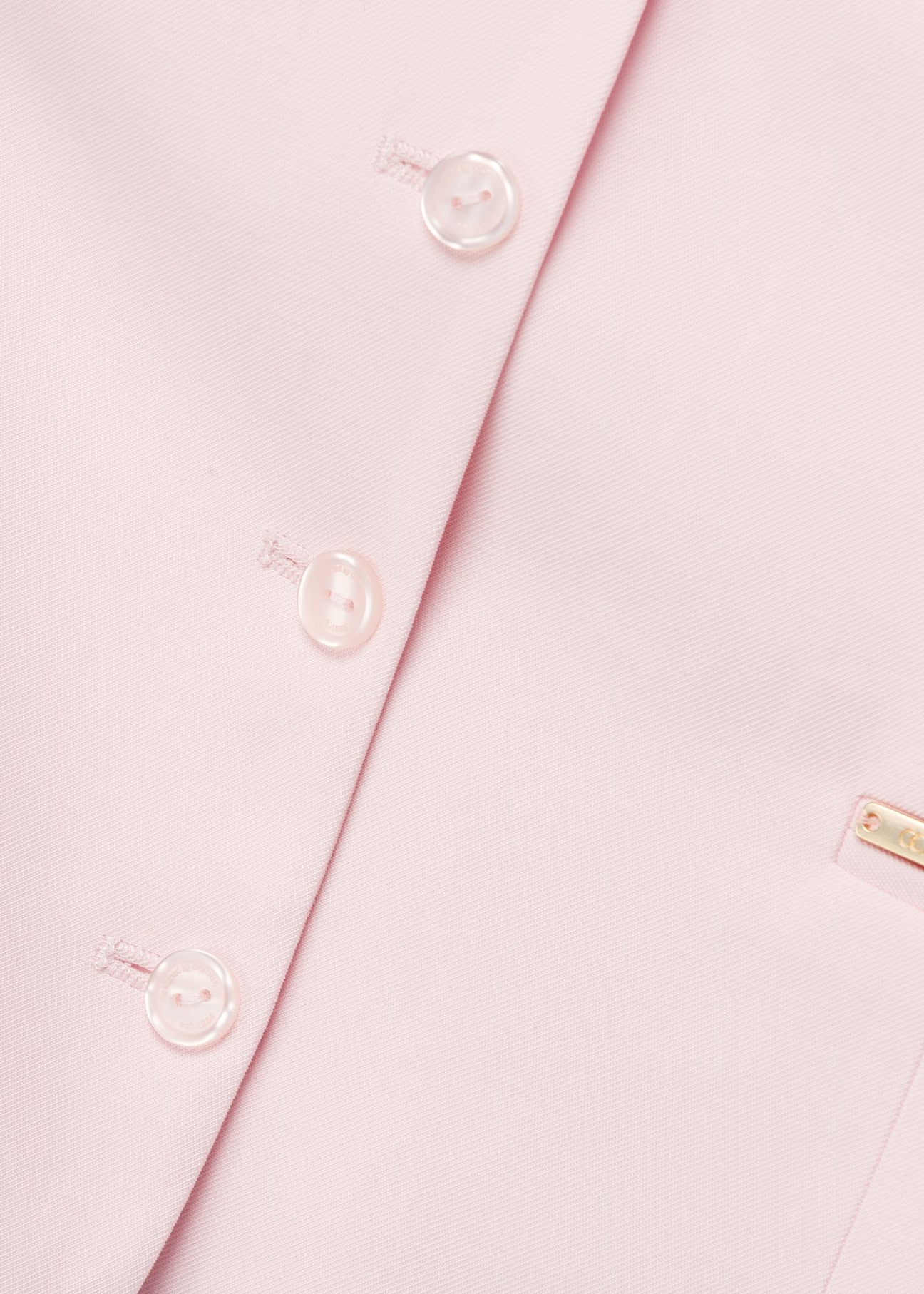 Svetloružová dámska vesta KAMDT-0032-5A(W26) - detailný záber, na bielom pozadí.