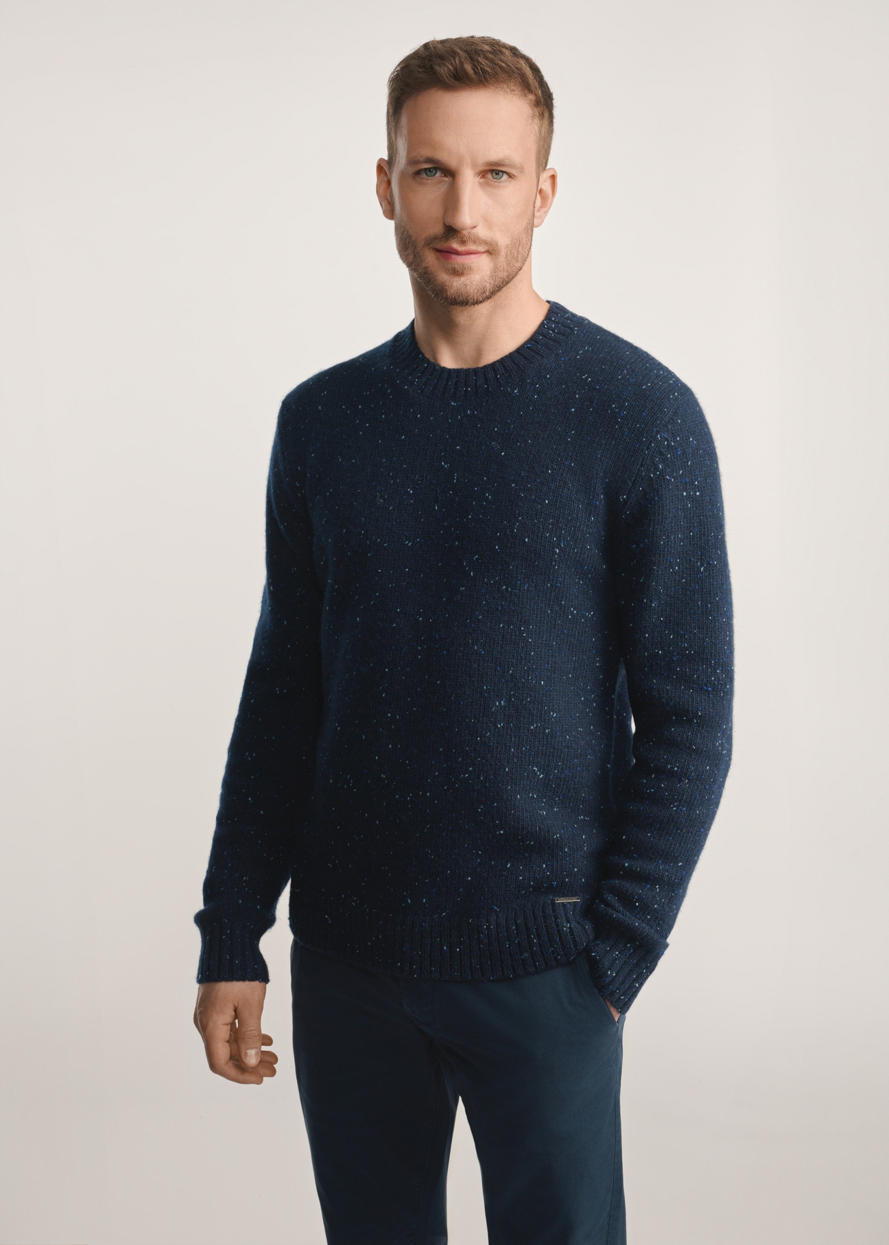Pánsky tmavomodrý sveter SWEMT-0173-68(Z25), pohľad na produkt spredu na modeli, viditeľná je celá silueta.