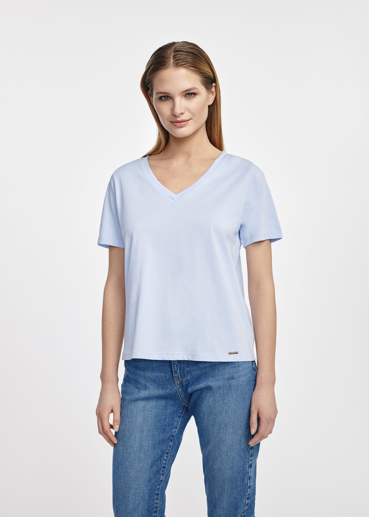 Hellblaues Damen Basic T-Shirt TSHDT-0120-60(W25), Foto der Vorderseite eines Models vor weißem Hintergrund. Die Hälfte der Silhouette ist sichtbar.