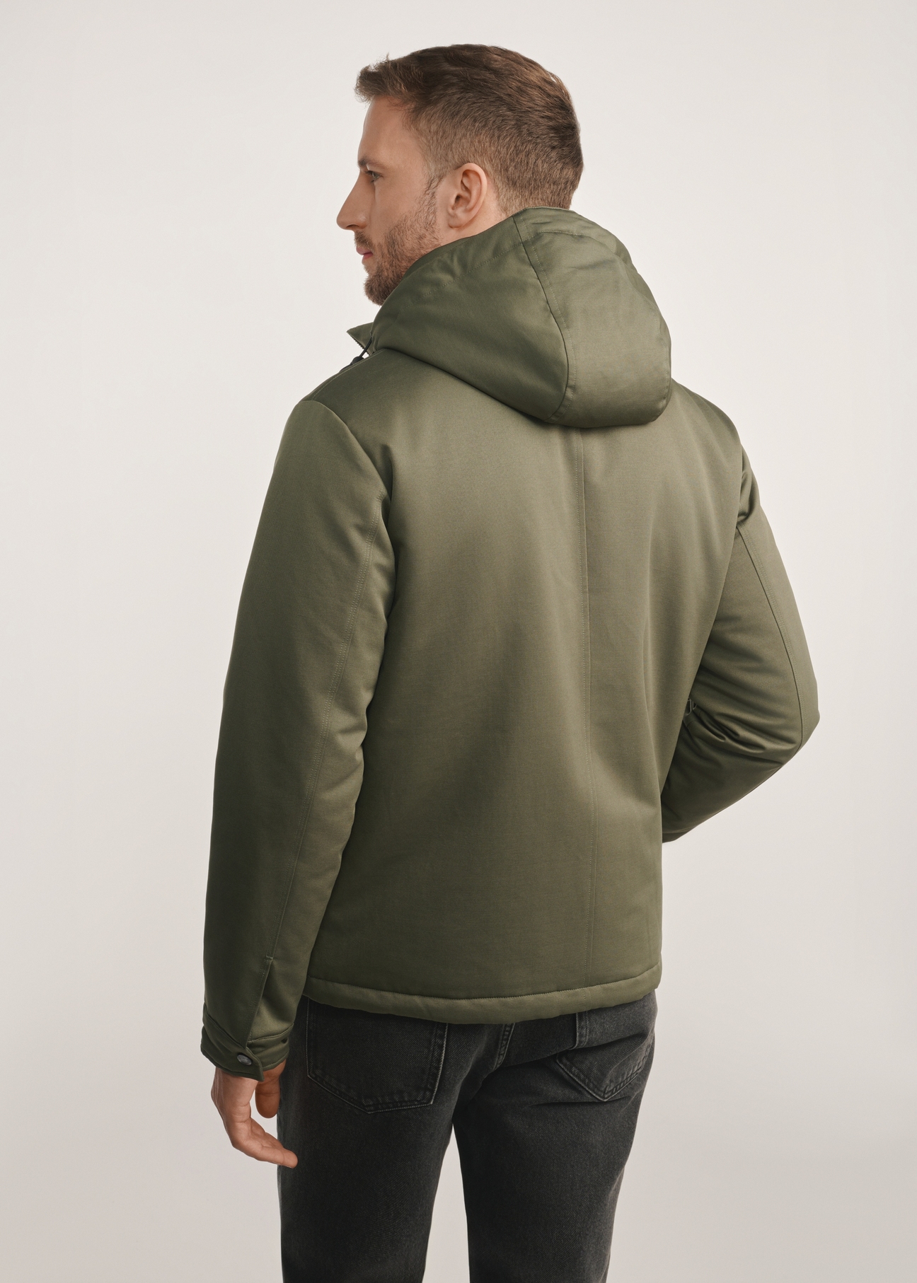 Pánska khaki bunda KURMT-0386-54(Z25) - pohľad na produkt zozadu na modeli na bielom pozadí. Viditeľná silueta po kolená.