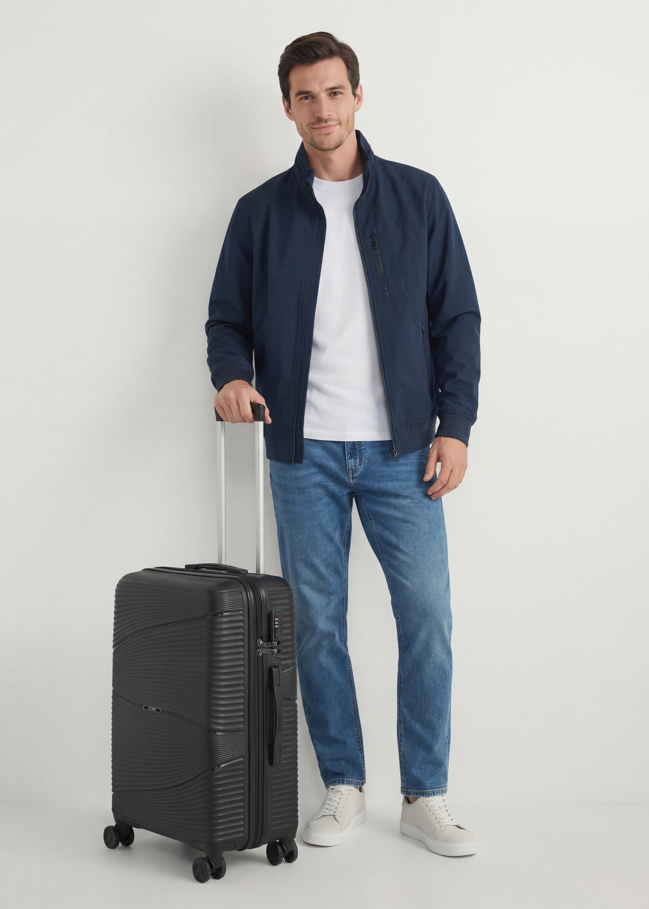 Stredný kufor na kolieskach WALPP-0021-99-24(W25), pohľad na produkt diagonálne vedľa modelu, viditeľný je celý model.