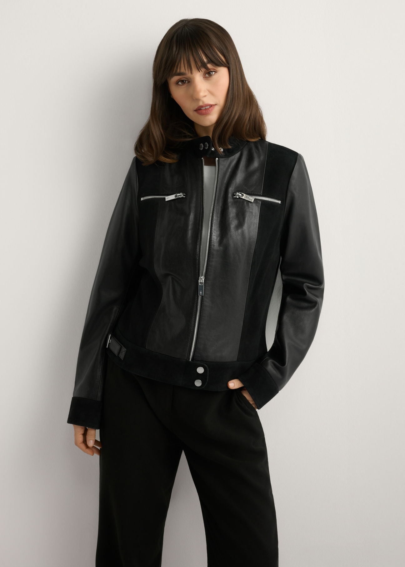 Dámska čierna kožená bunda KURDS-0587-99(W26), pohľad spredu na produkt na modelke. Viditeľná polovica siluety.