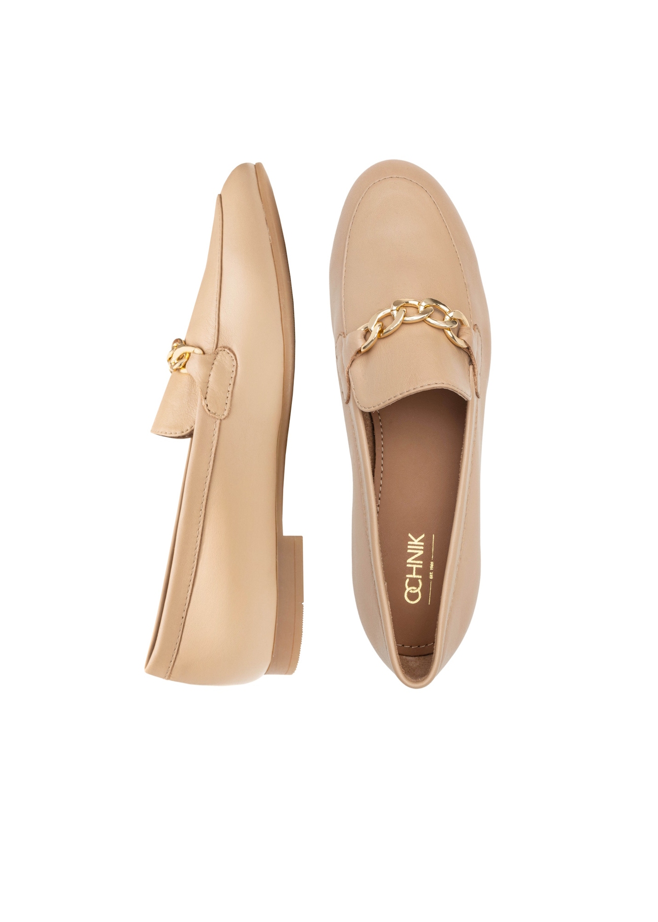 Dámske tmavobéžové kožené mokasíny s retiazkou BUTYD-0914A-1B(W26), pohľad na produkt zhora na bielom pozadí.