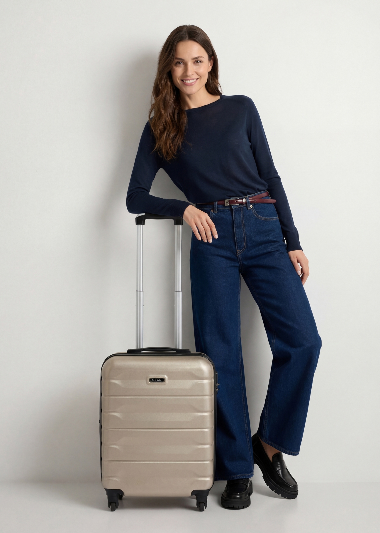 Malý kufor na kolieskach WALAB-0067-0X-19(W26), pohľad na produkt spredu vedľa modelu, viditeľná je celá silueta.