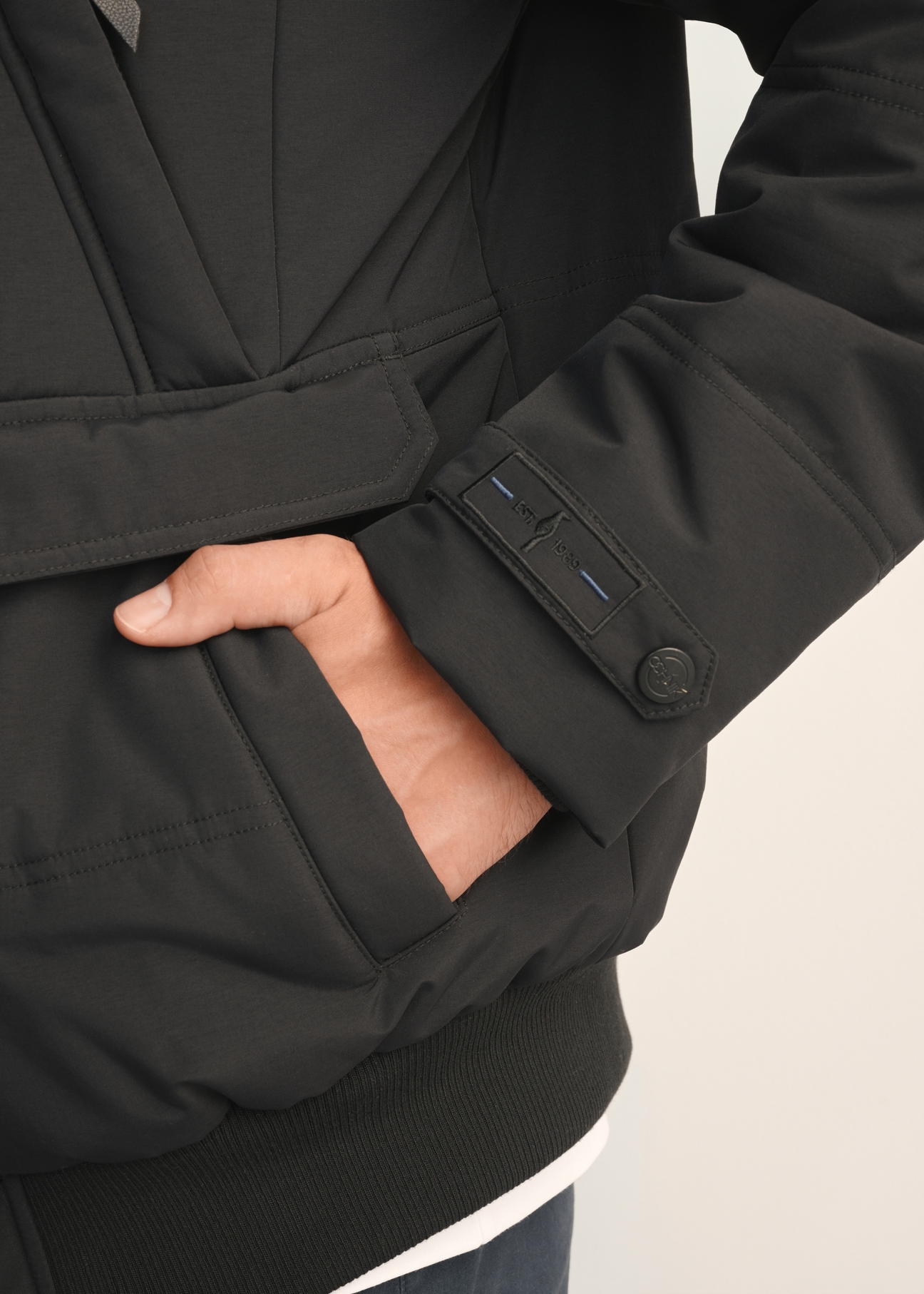 Čierna pánska zimná bunda KURMT-0273-99(Z25) - detailný záber, na bielom pozadí.
