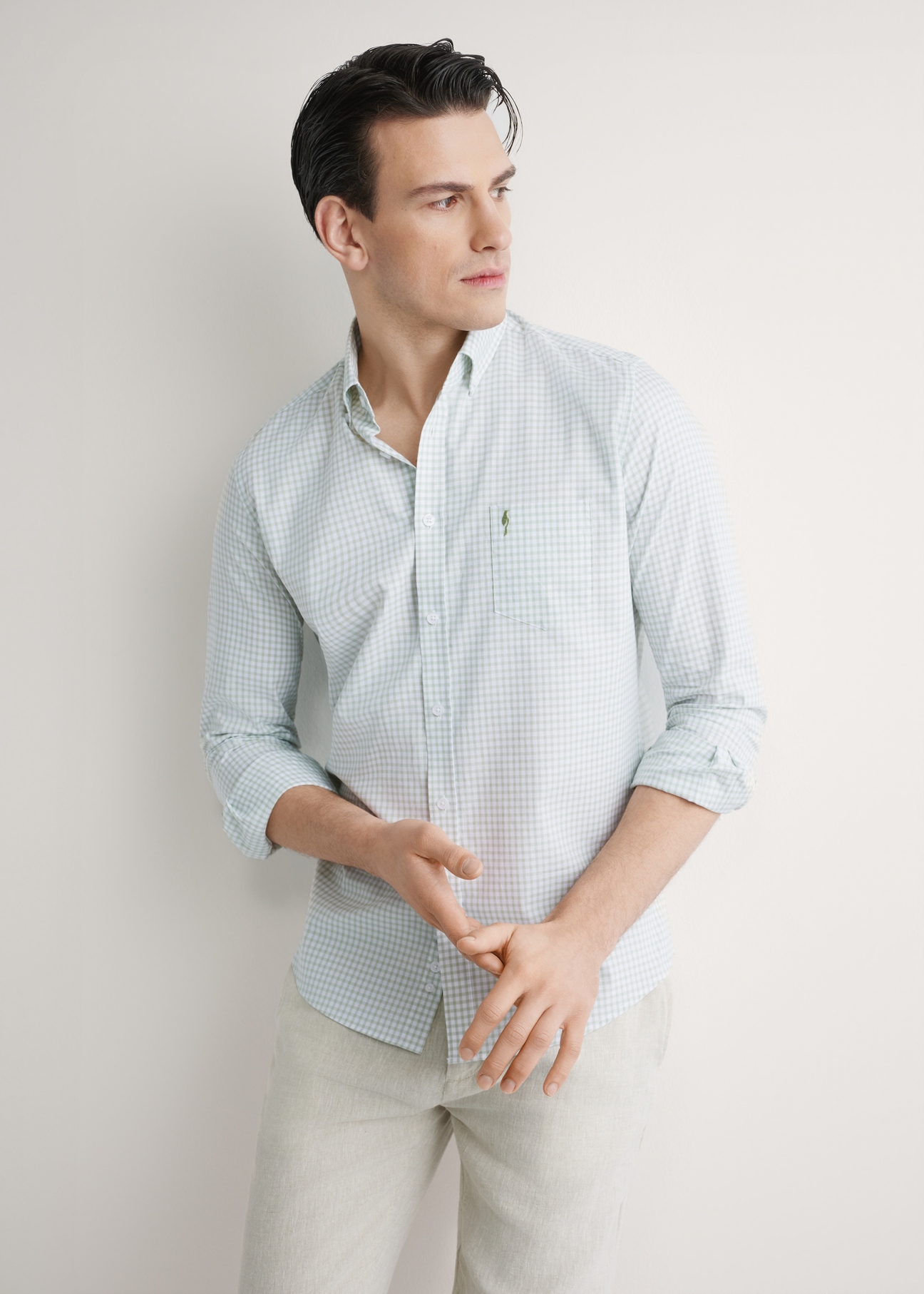 Pánska bavlnená košeľa s károvaným vzorom KOSMT-0277-8F(W26), pohľad spredu na produkt na modelke. Viditeľná polovica siluety.