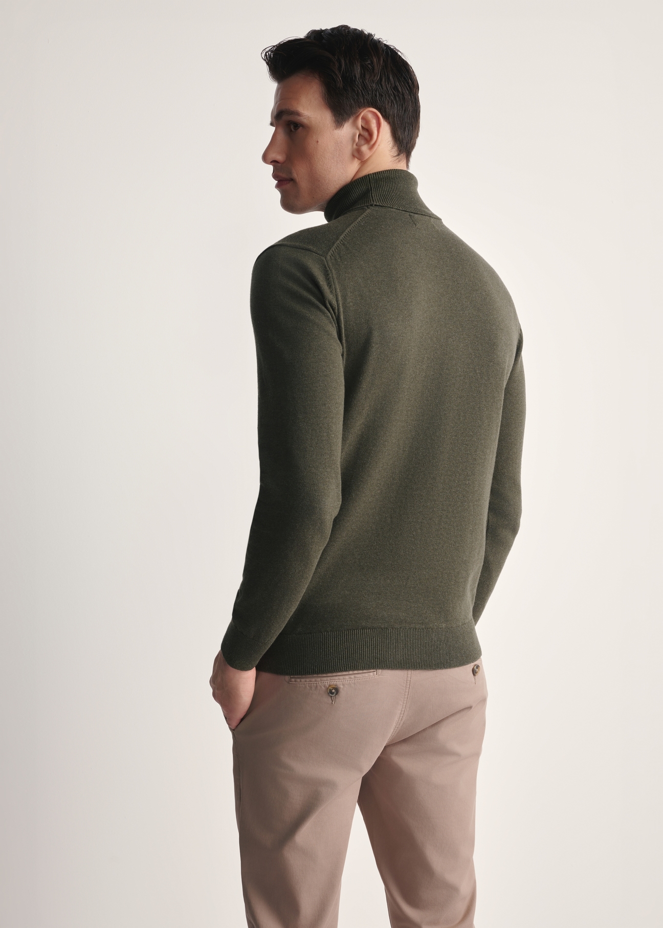 Pánsky rolák v khaki farbe SWEMT-0095B-55(Z25), pohľad na produkt zozadu na modeli, viditeľná polovica siluety.