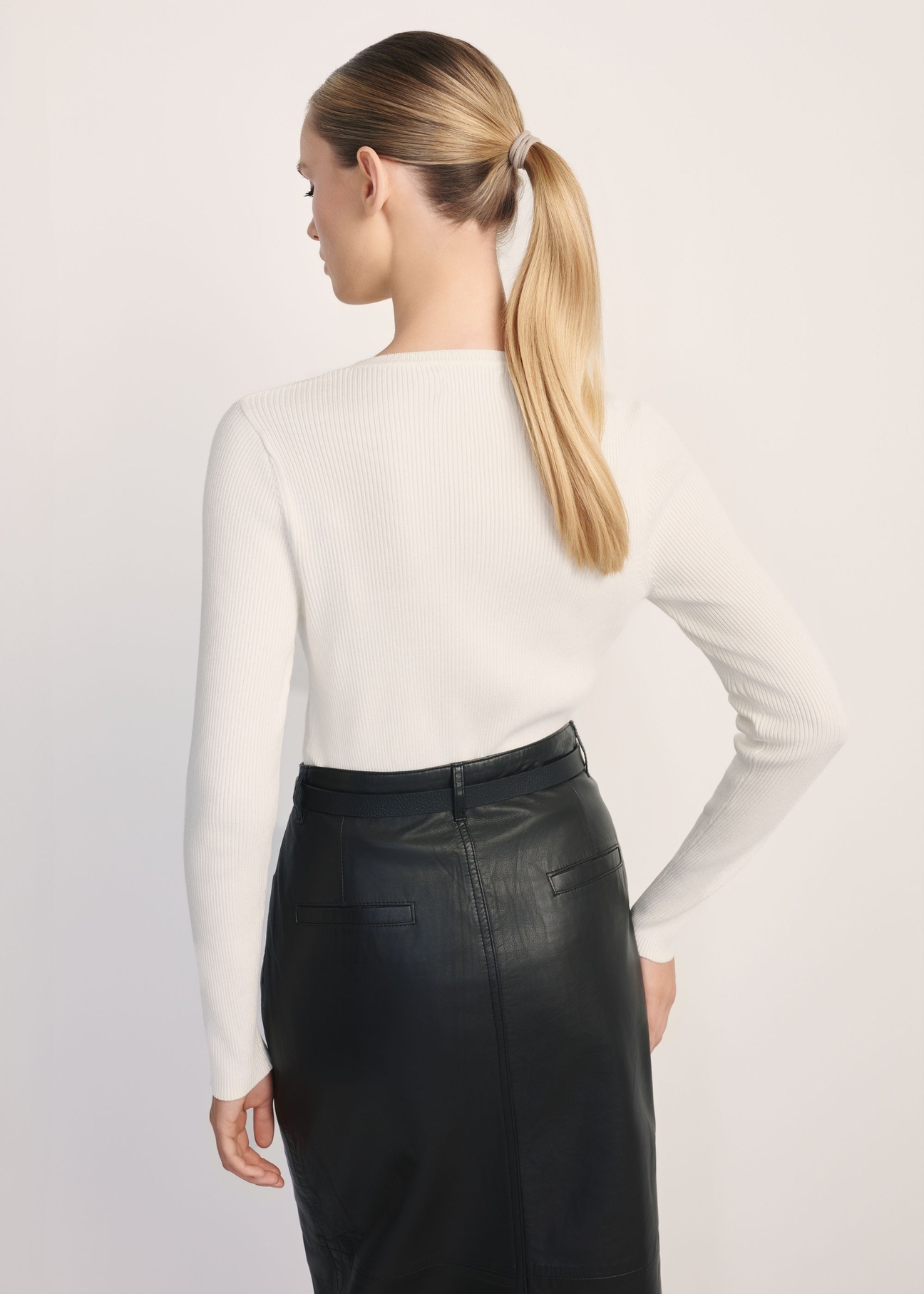 Dámske rebrované tričko s dlhým rukávom LSLDT-0028-12(Z24), produkt viditeľný zozadu na modelke, viditeľná polovica siluety.