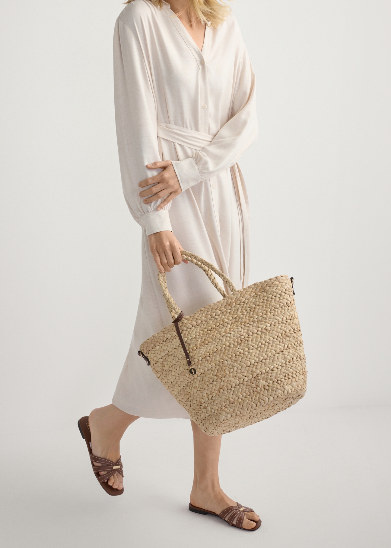 Dámske žabky v ťavej farbe s prešívaním BUTYD-1223-1D(W26), bočný pohľad na výrobok na nohách modelky.