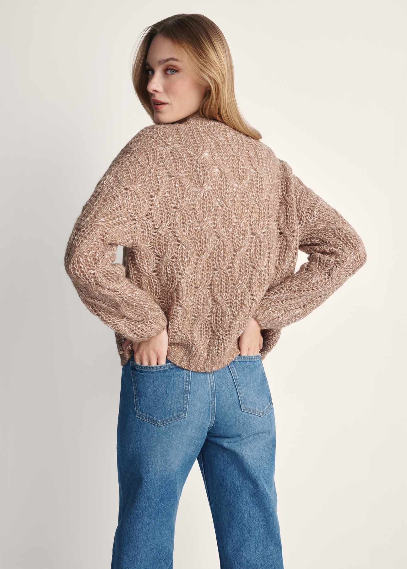 Dámsky kardigan v ťavej farbe KARDT-0054-24(Z25) - pohľad na produkt zozadu na bielom pozadí. Viditeľná polovica siluety.