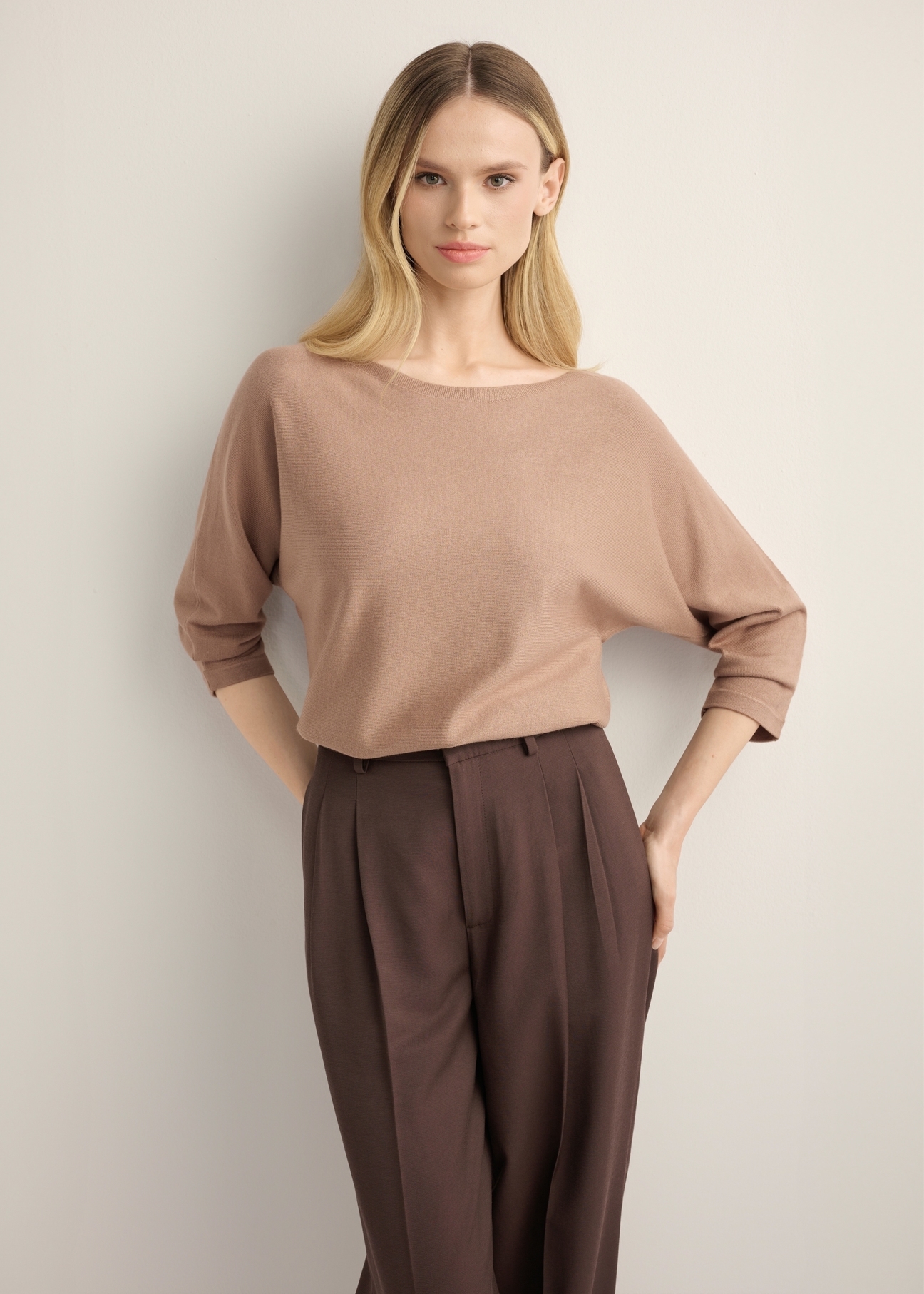 Dámska blúzka v ťavej farbe BLUDT-0178-1D(Z26), pohľad spredu na produkt na modelke. Viditeľná polovica siluety.
