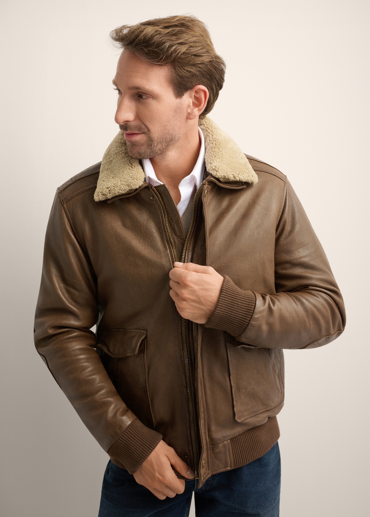 Pánska hnedá kožená bomber bunda KURMS-0424-1K(Z26), detailný záber produktu na siluete modelu.