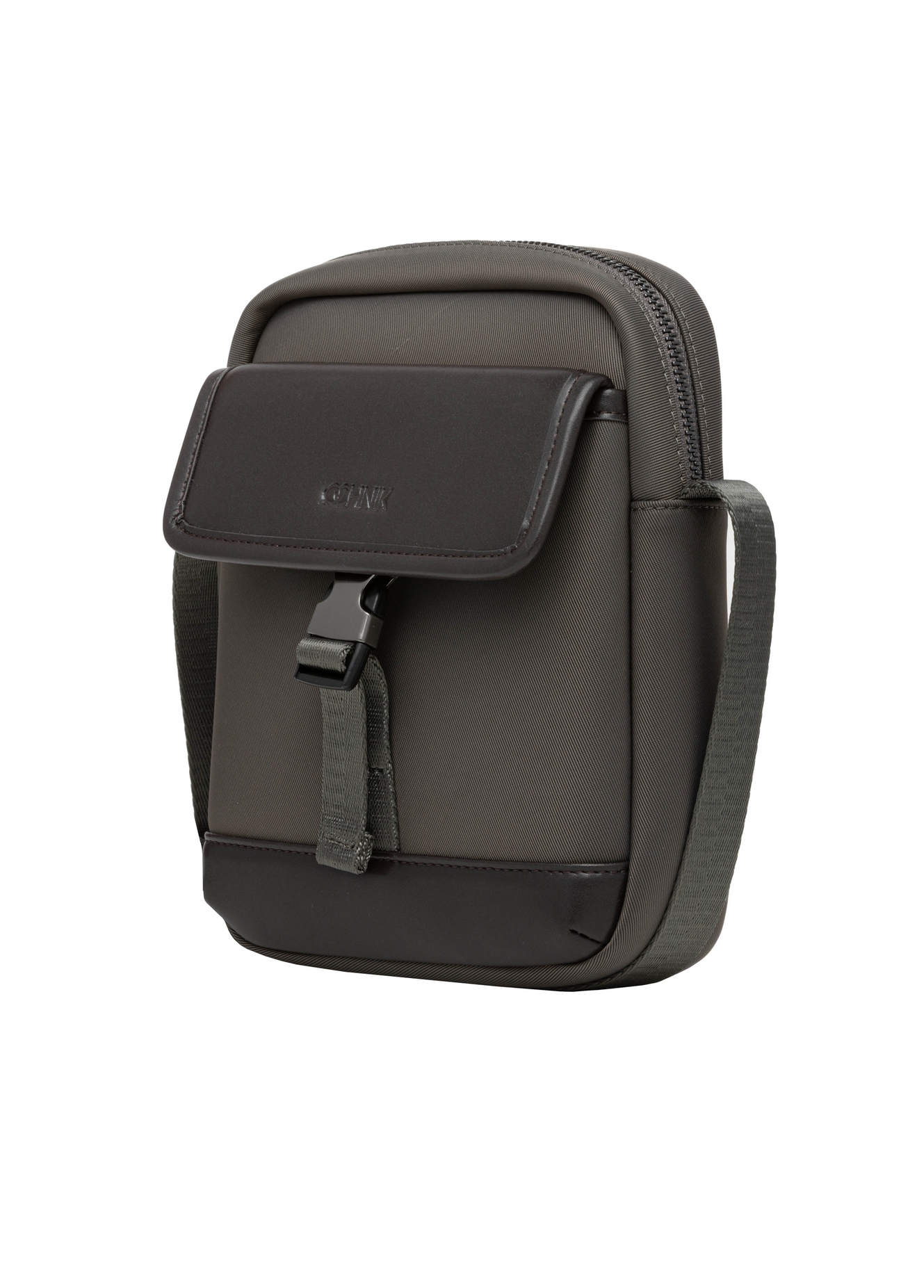 Pánska mestská crossbody kabelka TORMN-0437-8B(Z26), diagonálny pohľad na produkt na bielom pozadí.
