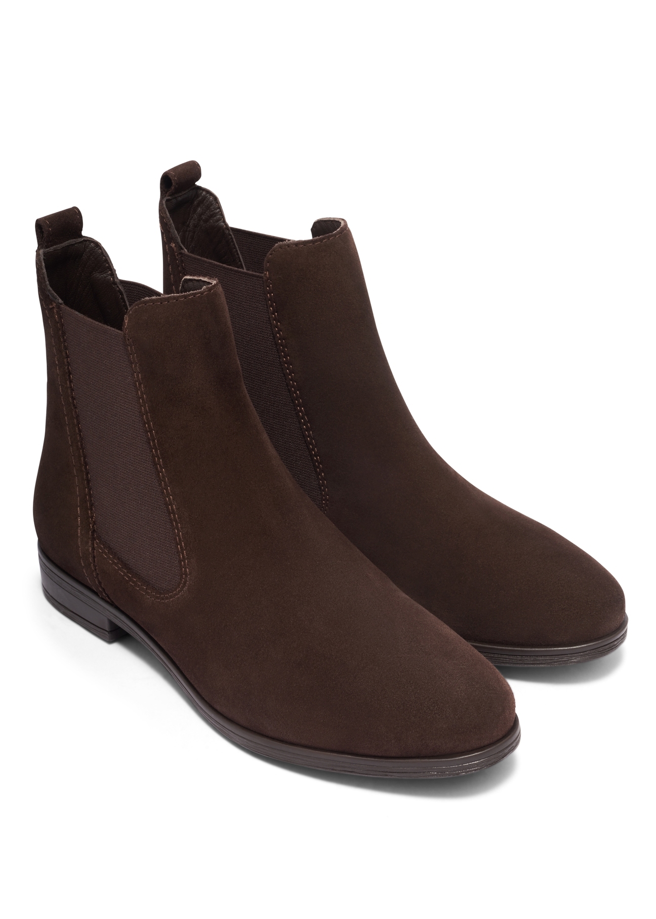 Dámske semišové členkové čižmy hnedej farby BUTYD-1009-1I(Z26), diagonálny pohľad na produkt na bielom podklade.