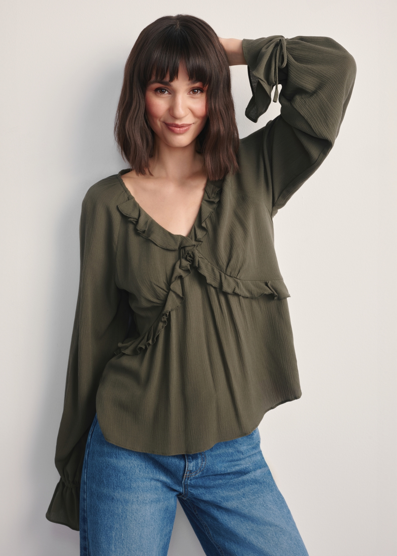 Dámska khaki blúzka BLUDT-0194-55(Z25), pohľad spredu na modelku, viditeľná polovica siluety.-02