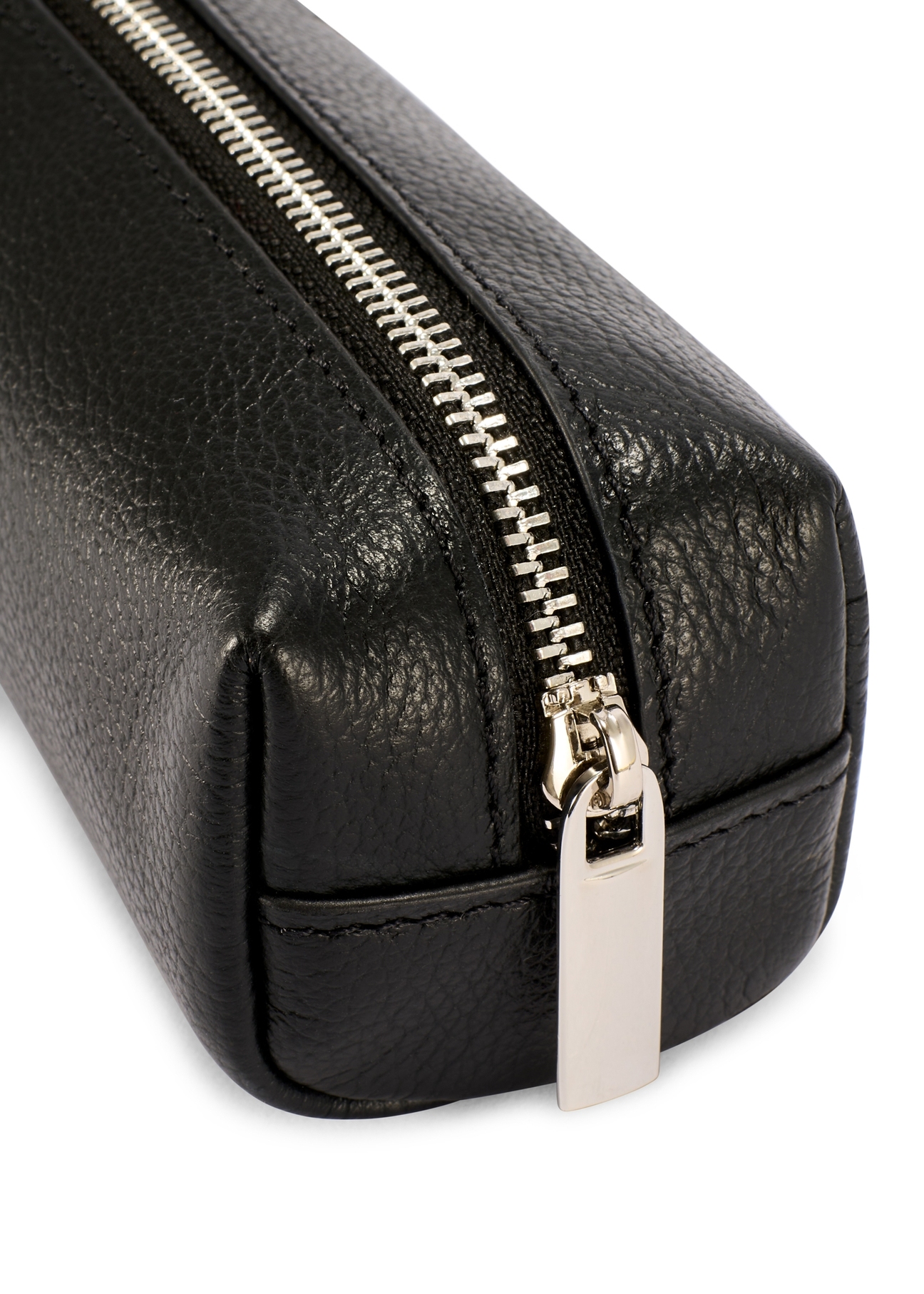 Čierne kožené puzdro PORMS-0690-9I(W26) - detailný záber, na bielom pozadí.